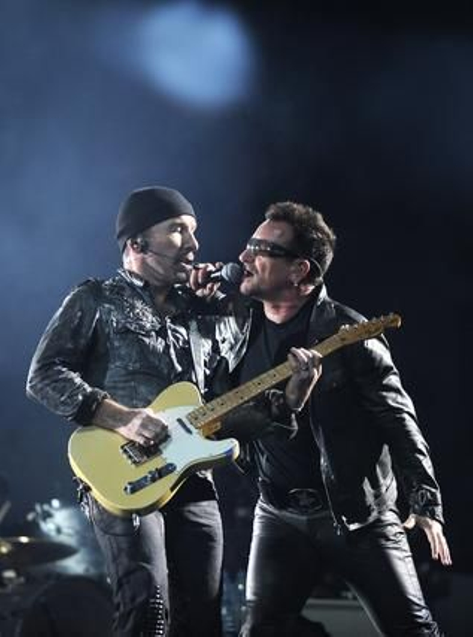 La banda irlandesa U2 convence a sus seguidores en San Sebastián. / EFE, AFP, Reuters