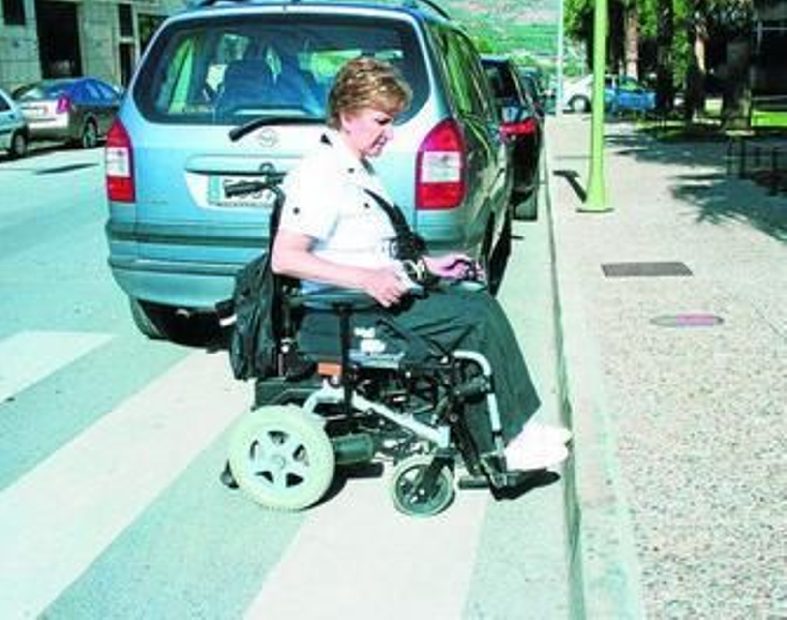 Los bordillos son uno de los principales obstáculos para las personas que se desplazan en silla de ruedas.