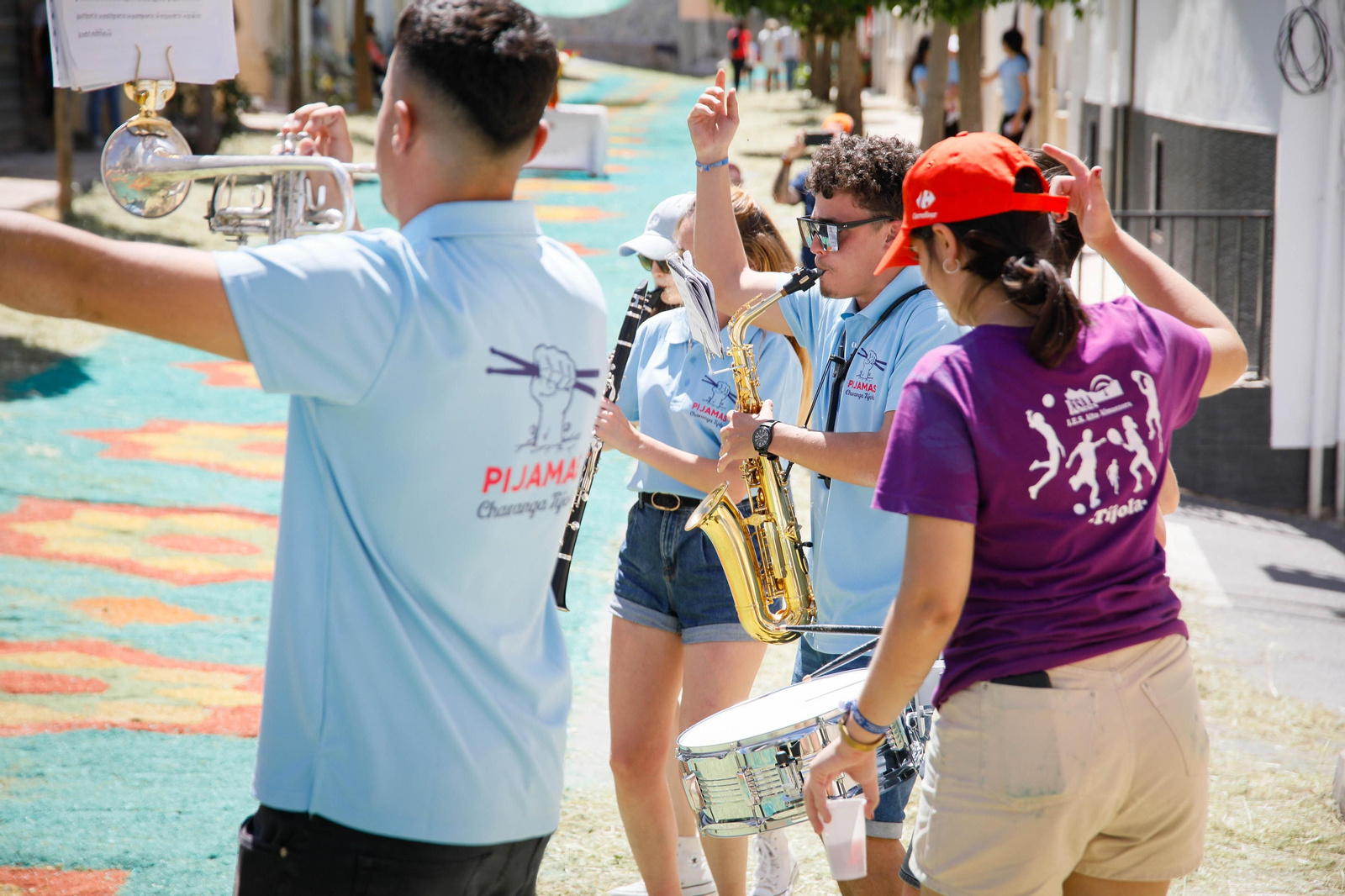 Así es la gran alfombra de serrín para que levite la Virgen de Fátima de Tíjola
