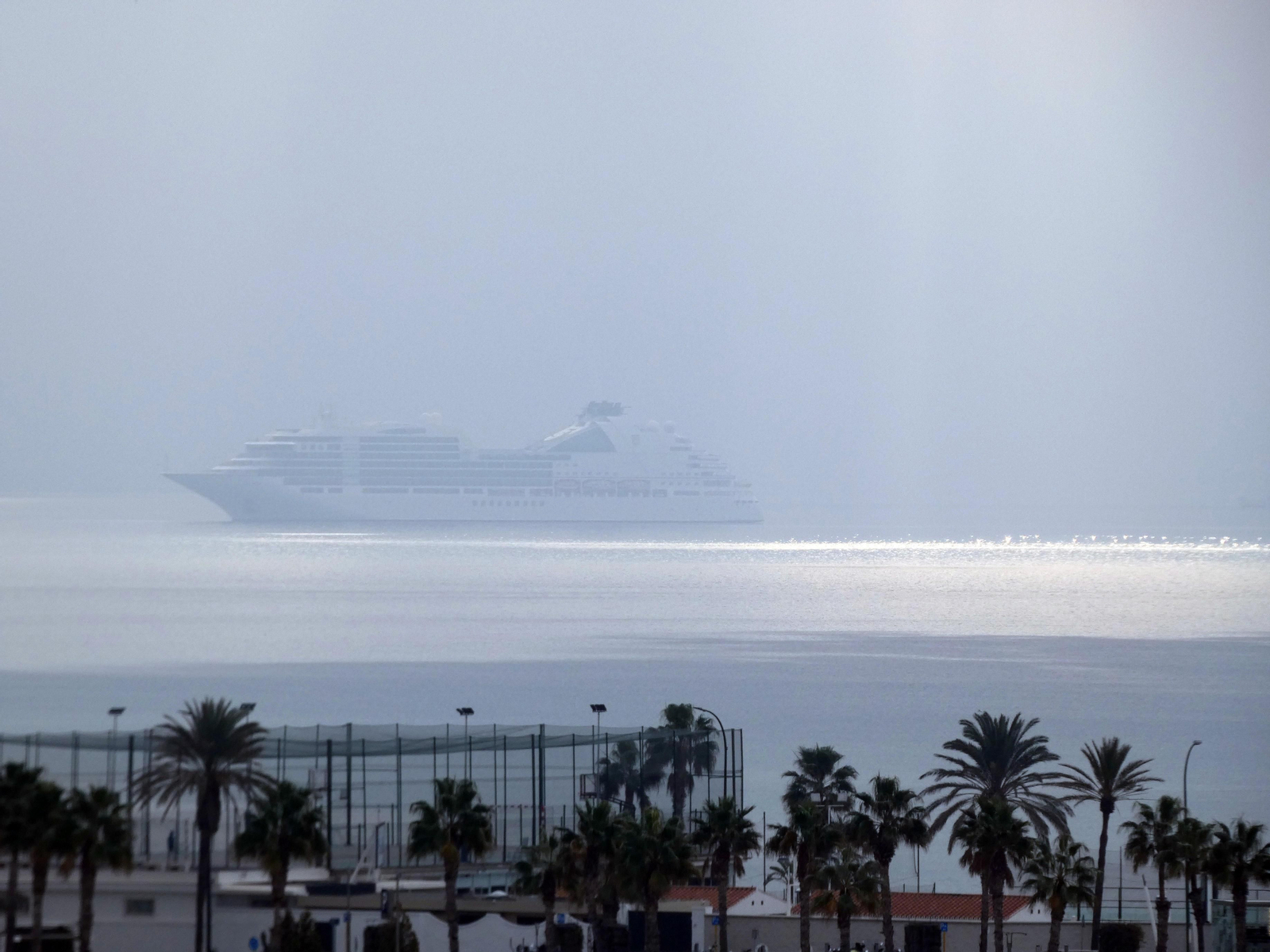 El buque de crucero ‘Seabourn Encore’ fondeado entre la bruma ayer en la bahía.