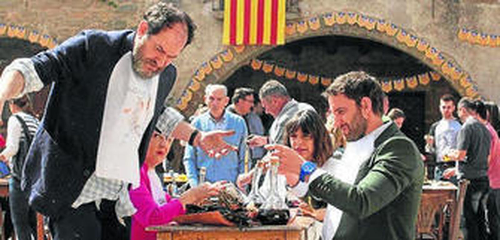 Karra Elejalde y Dani Rovira, entre esteladas en 'Ocho apellidos catalanes'.