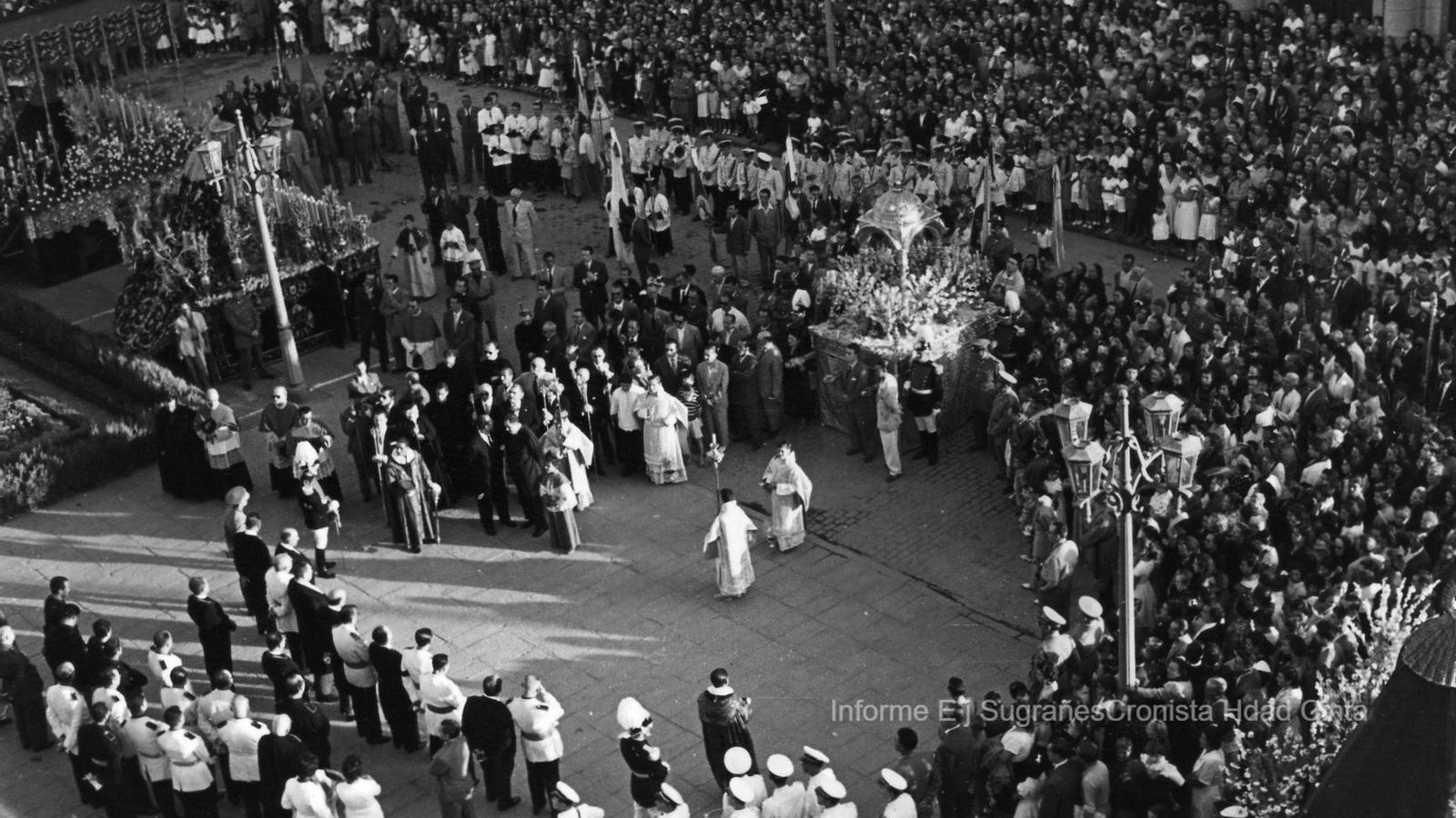 La Virgen de la Cinta a las puertas del Ayuntamiento de Huelva. 7-9-1956.