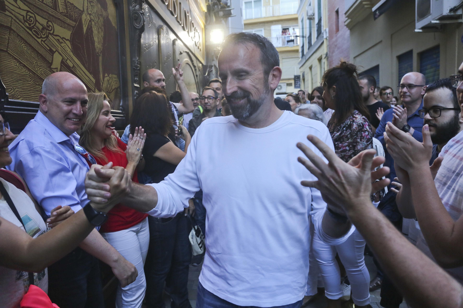 Joan Plaza saluda a varios aficionados en su despedida, en el centro de Málaga