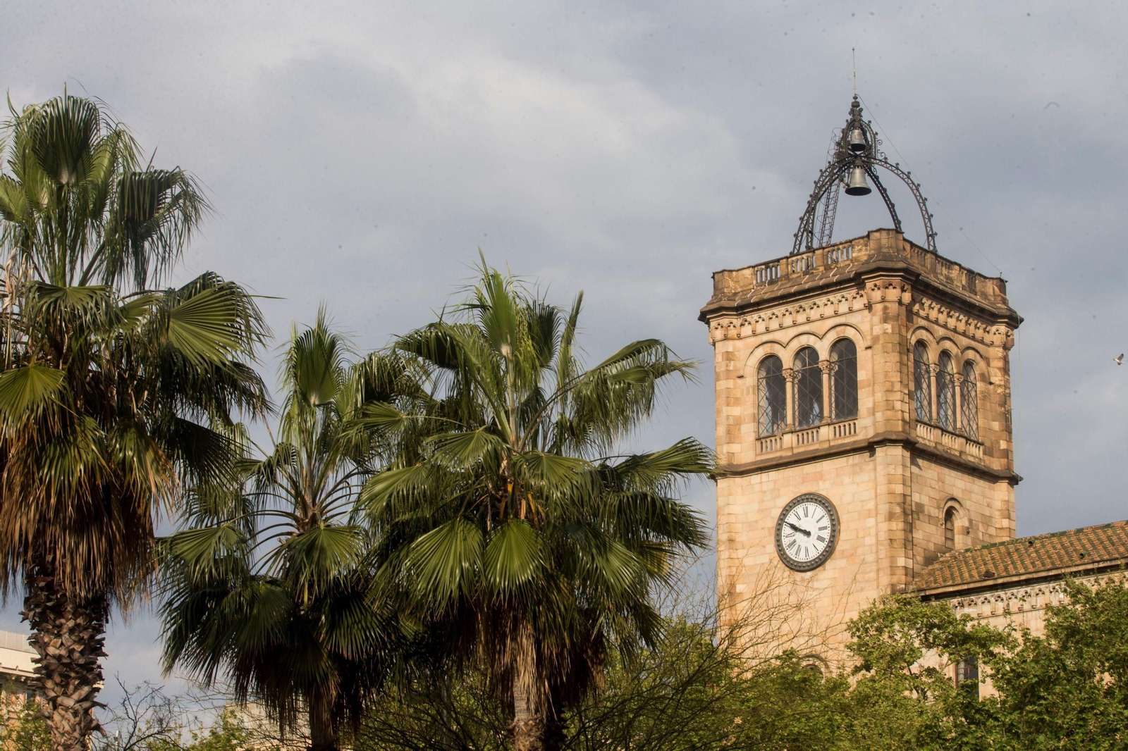 Foto de archivo de la torre del reloj de la sede principal de la Universidad de Barcelona.