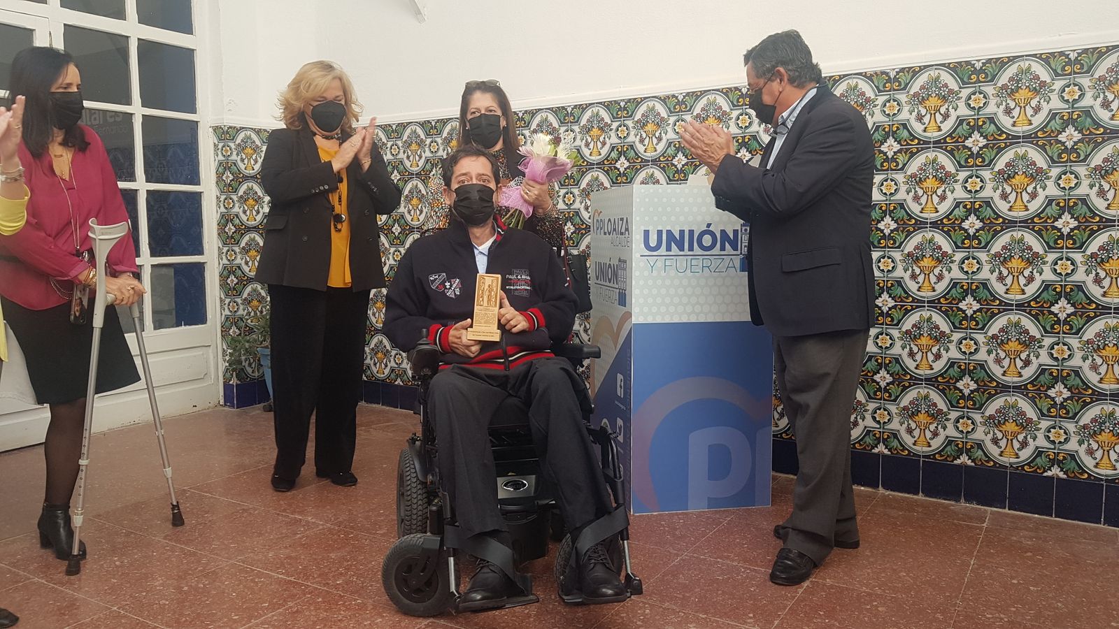 José Moreno Fraile recoge junto a su esposa el reconocimiento del PP.