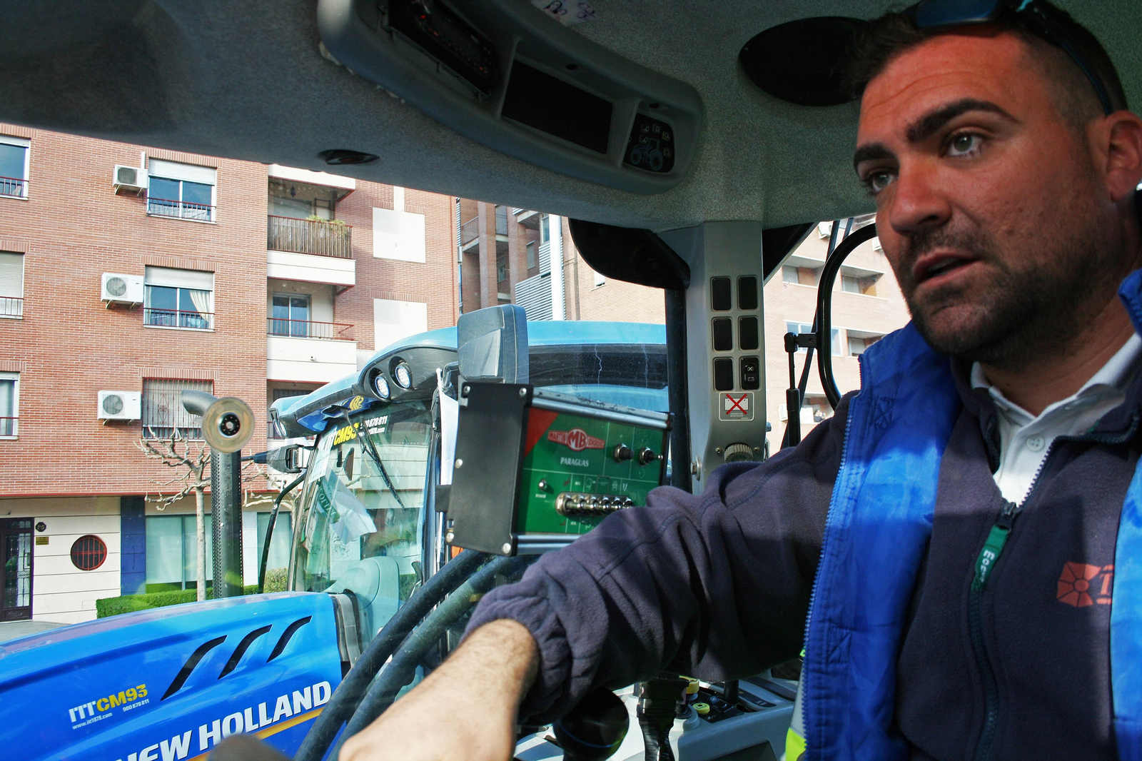 Paulinillo Moreno, agricultor de Escúzar, conduce su tractor en la Avenida Joaquina Eguaras de la capital junto al de su compañero Alberto