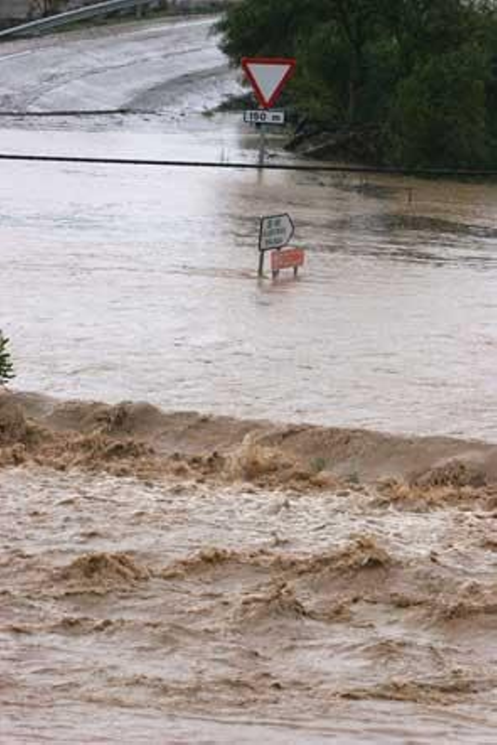La intensa lluvia caída durante el fin de semana obligó a cortar el tráfico de acceso a Chiclana. En San Fernando, el agua alcanzó el metro de altura en la Venta de Vargas.

Foto: Sonia Ramos-Elias Pimentel