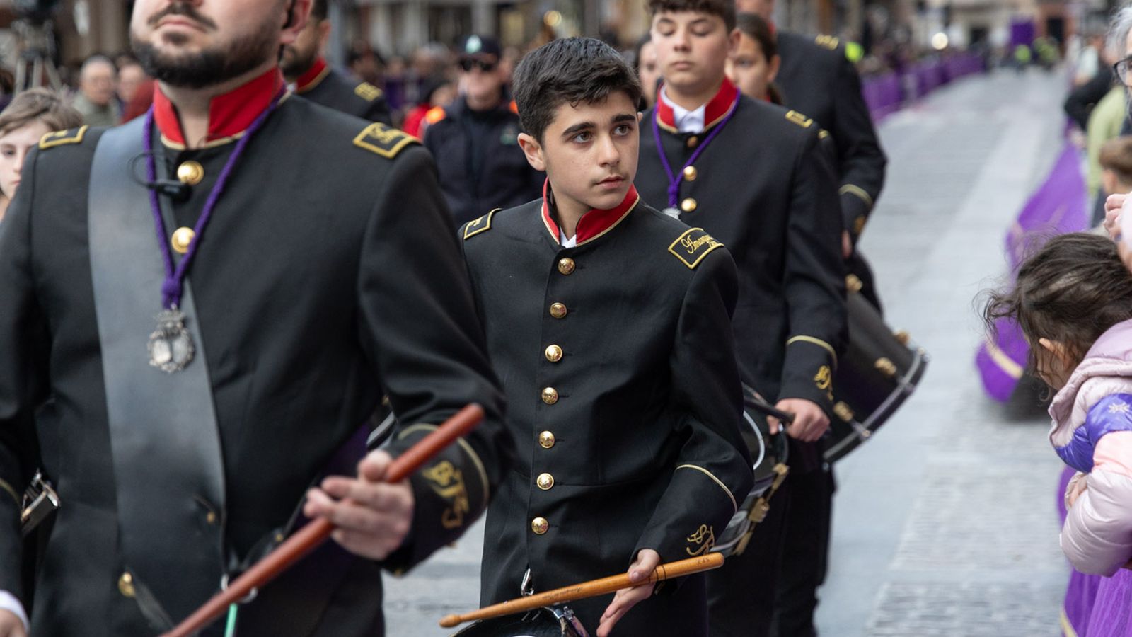 Los cofrades se rinden ante los grandes pasos de misterio del Lunes Santo