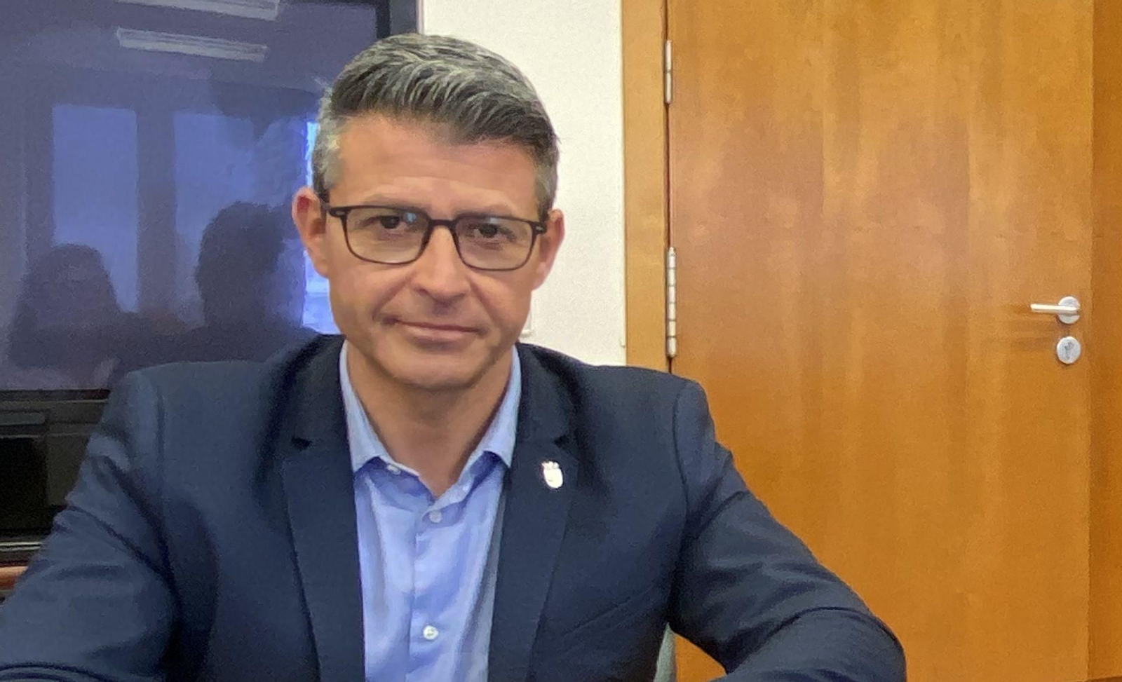 El alcalde de Almussafes, Toni González, dimite de todos sus cargos del PSOE pero seguirá como regidor tras una denuncia por acoso.