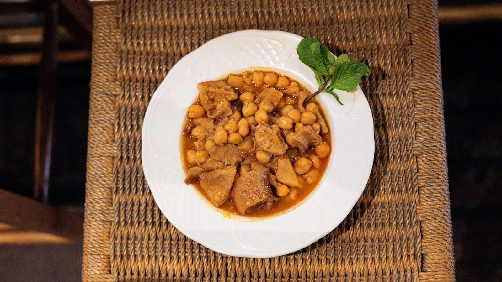 Mesón Cumbres Mayores (cuchareo en Cádiz). Cocina especializada en carnes ibéricas, jamón y berza gaditana