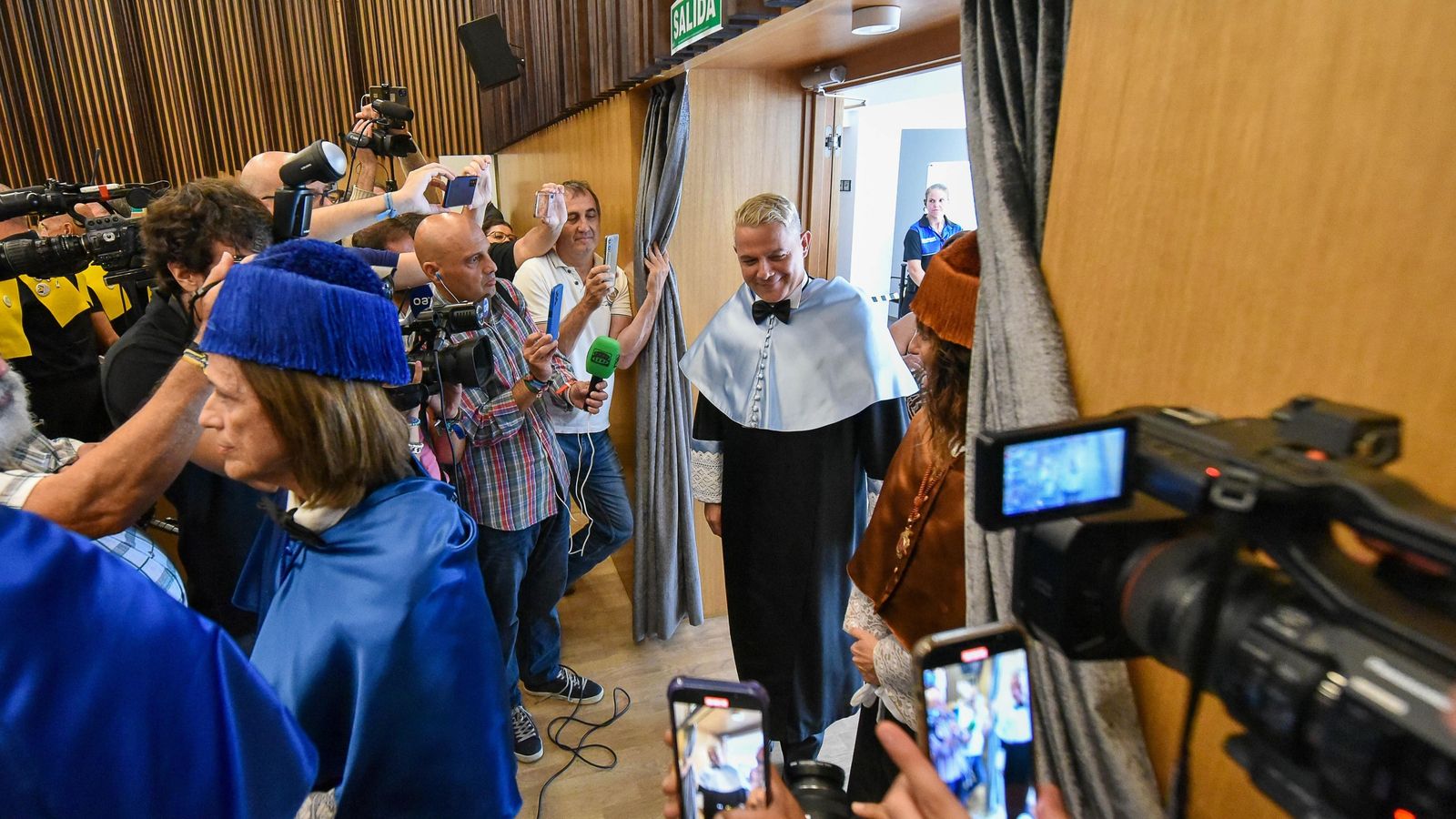 Entrada de Alejandro Sanz al salón de actos de la Escuela Técnica Superior de Ingeniería (ETSI) de Algeciras.