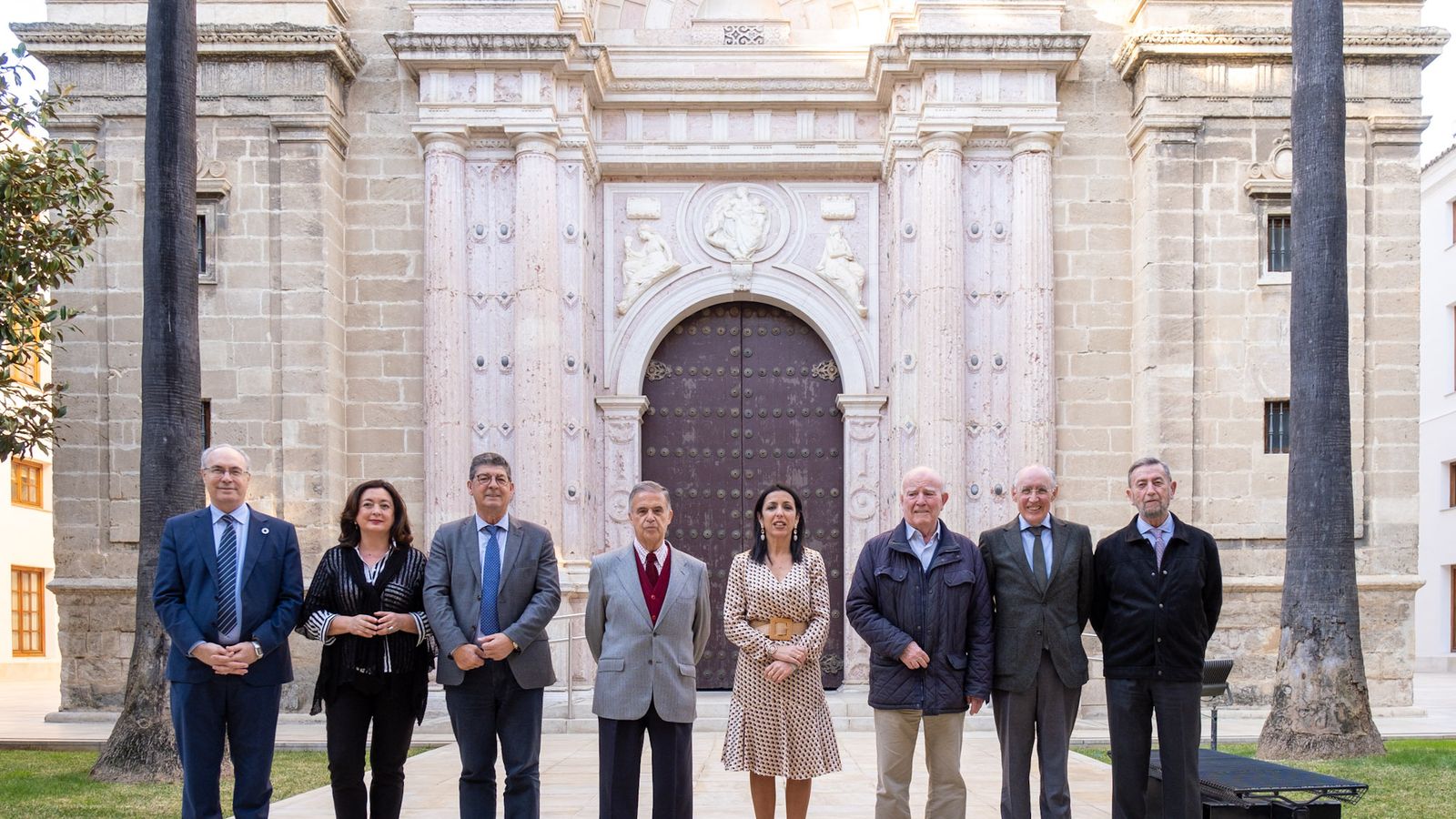 Los presidentes del Parlamento frente a la puerta del Salón de Plenos.