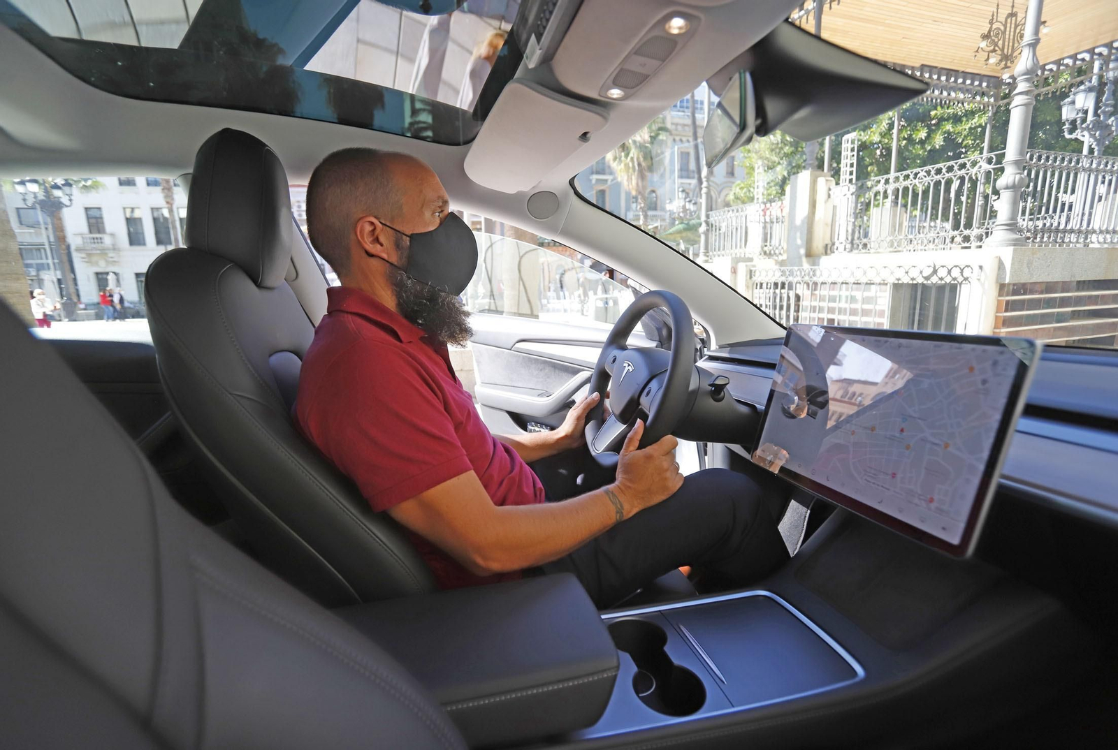 El taxista Daniel Sánchez en el interior de su Tesla Model 3.