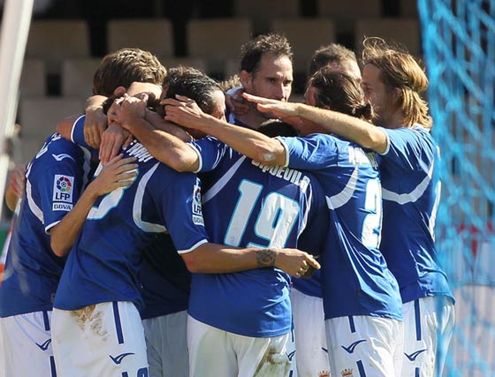 Los jugadores del Xerez forman una piña para felicitar a José Mari, auténtico protagonista del encuentro, tras uno de sus goles.

Foto: Miguel Angel Gonzalez