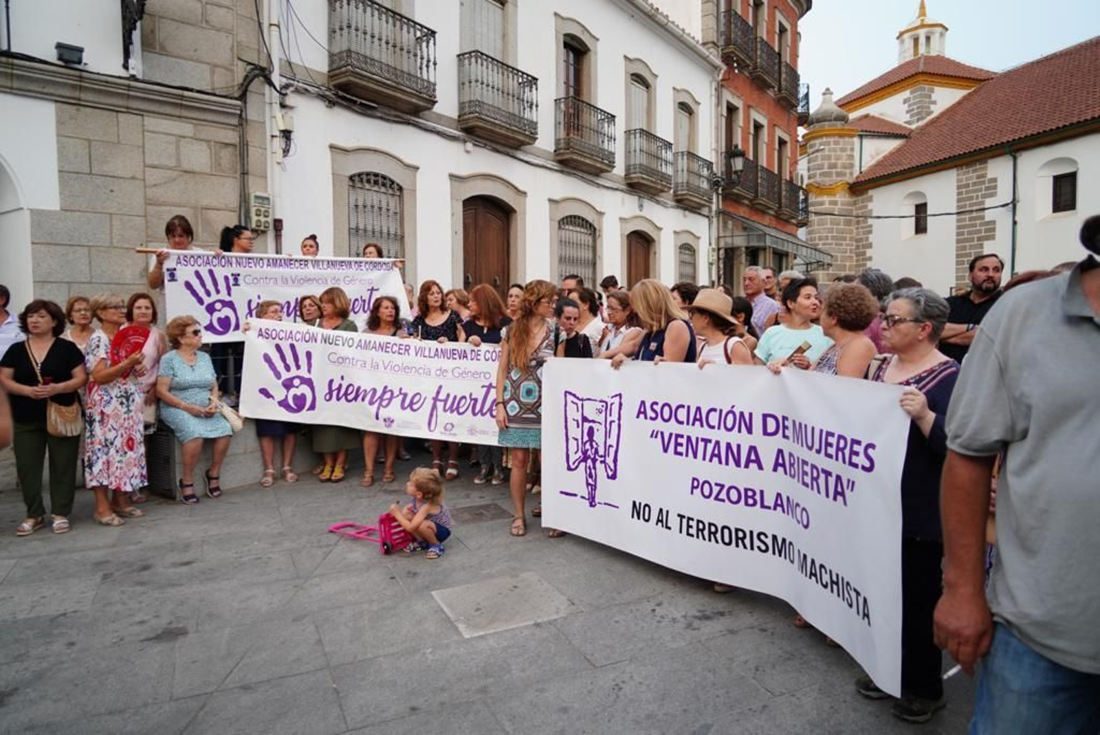 Concentración multitudinaria en Villanueva de Córdoba contra la violencia machista, en imágenes