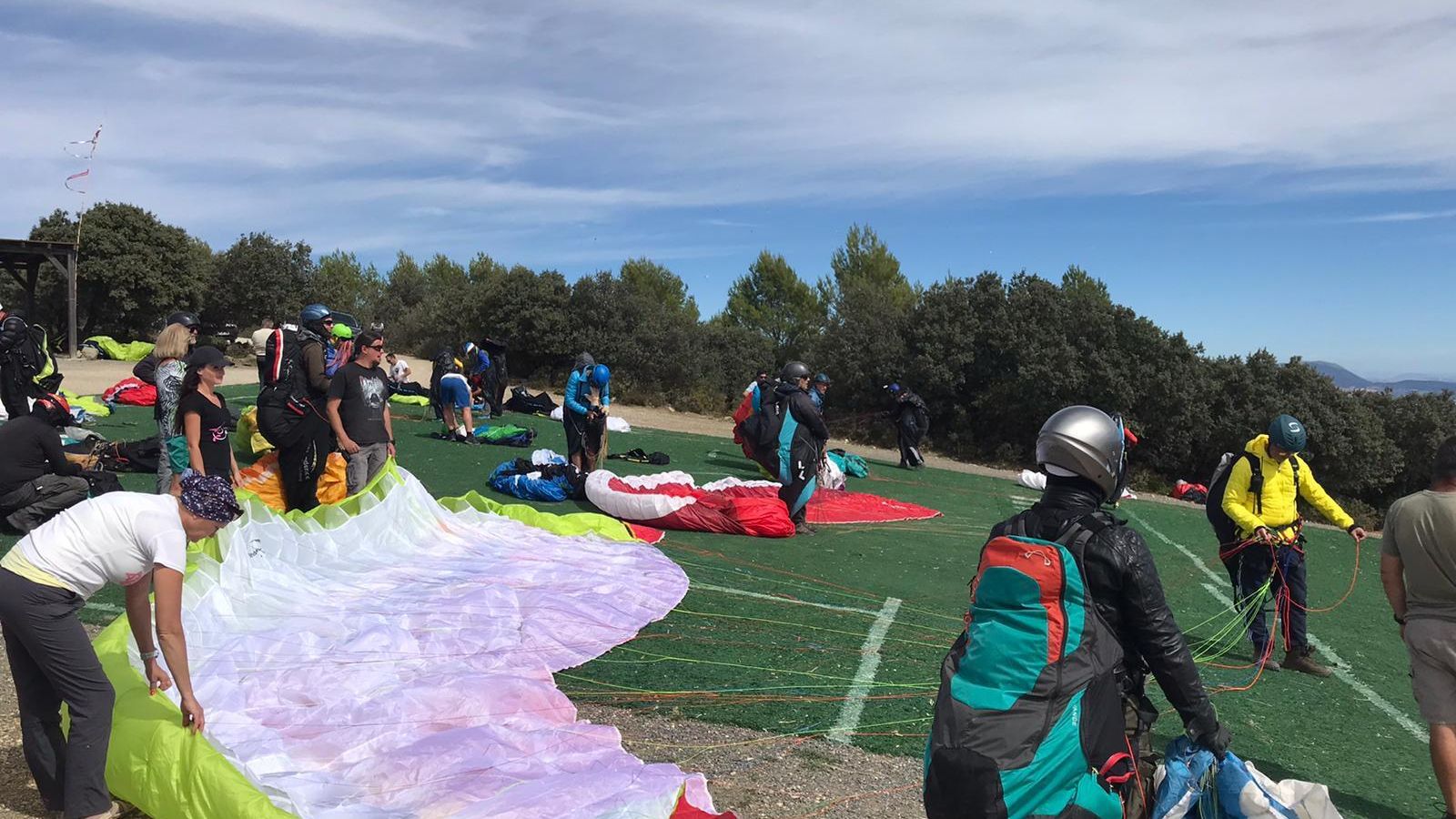 Armando los equipos en las pistas de Algodonales