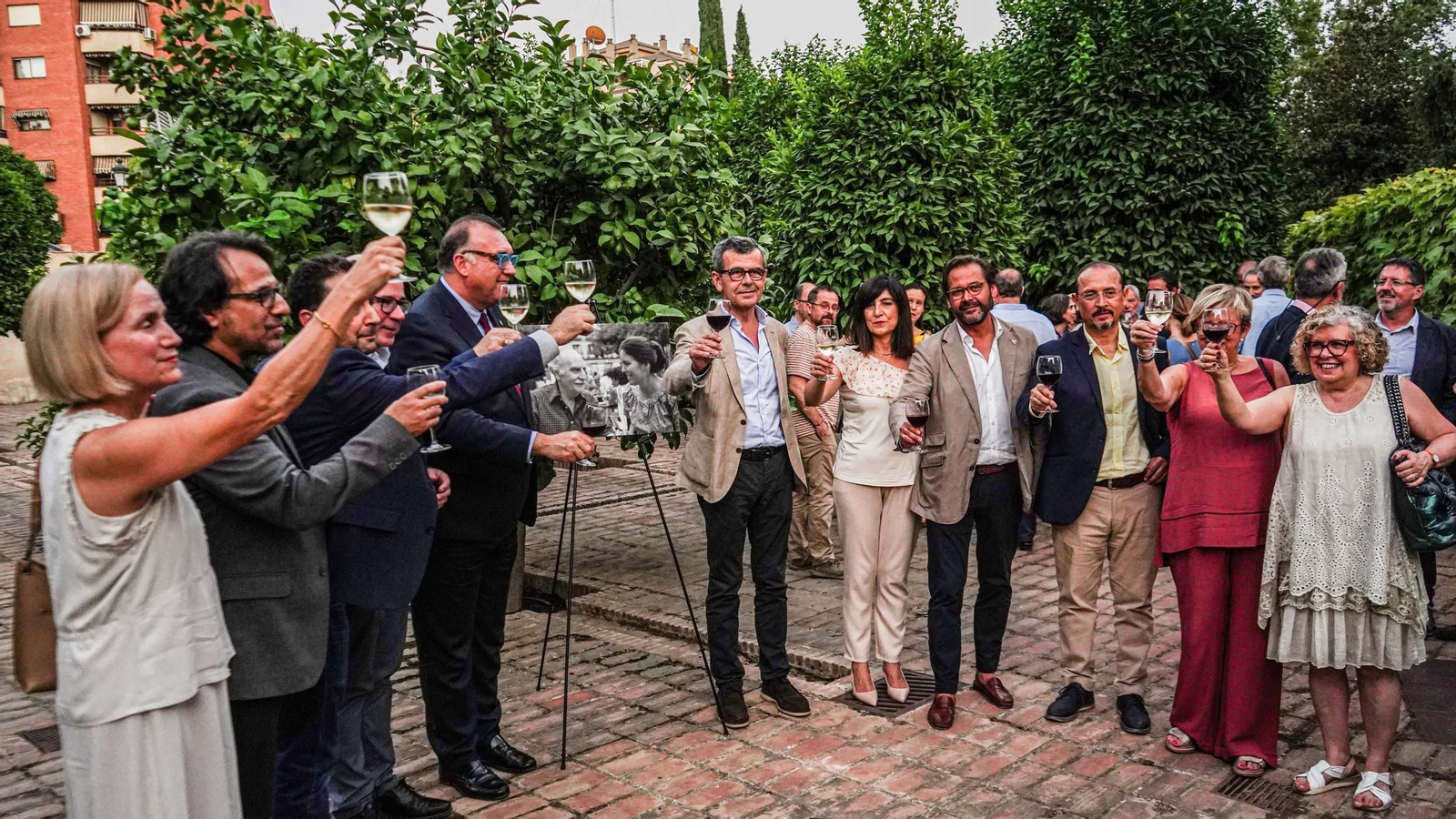 Autoridades de Granada y Andalucía brindan una copa de vino junto al limonero del matrimonio Ayala