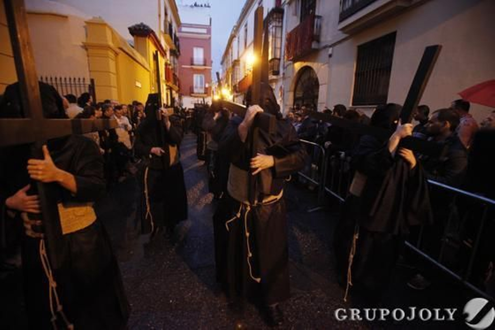 La Hermandad de Vera-Cruz sale sin pasos y completa su estación de penitencia con el Lignum Crucis.

Foto: Jose Angel Garcia