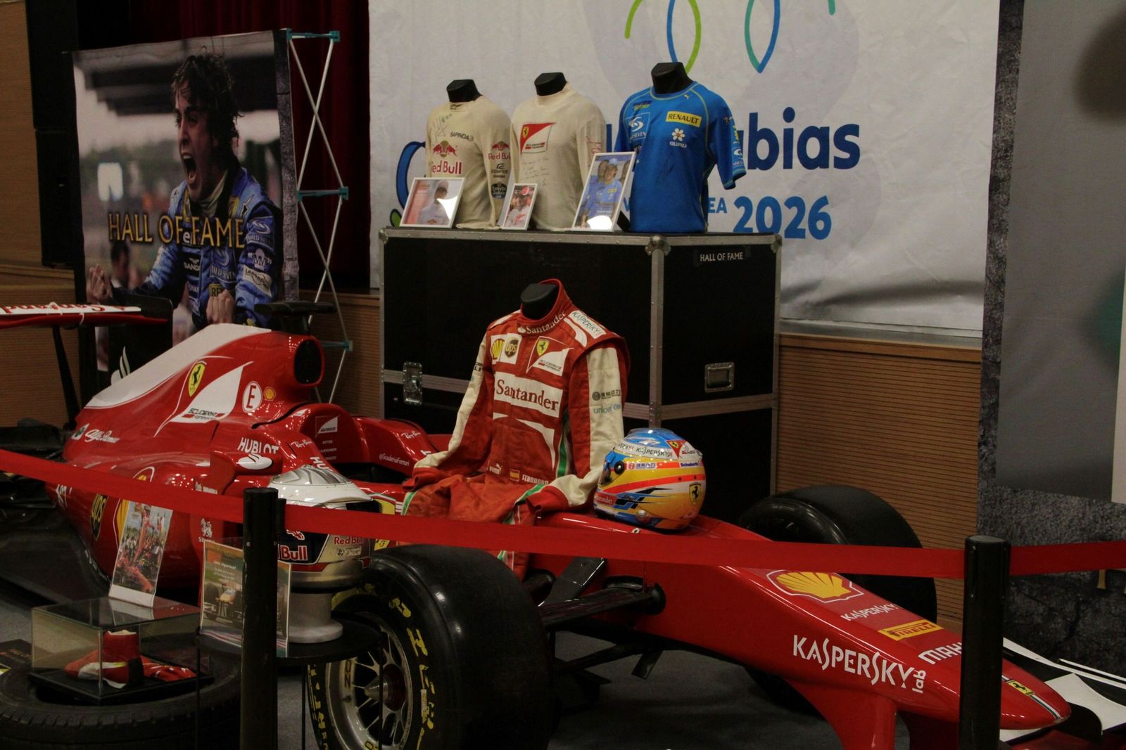 El Ferrari 2017 es uno de los atractivos de la muestra gabirra.