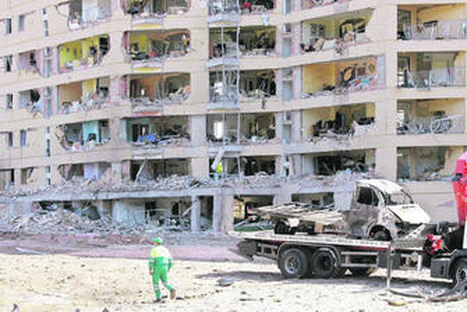 Primeras labores de recuperación en el edificio atacado el miércoles.