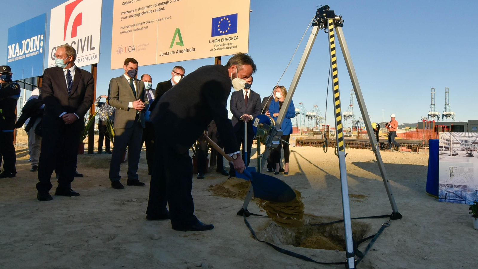 Las fotos del la visita de Juanma Moreno a las obras del Lago maritimo