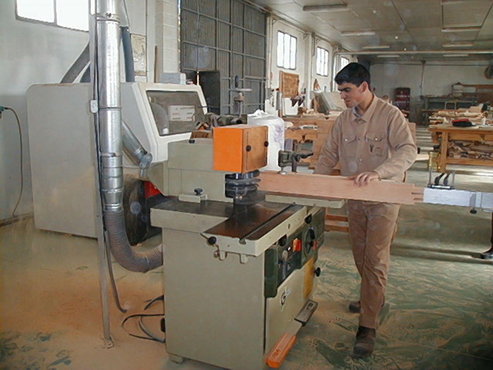 Un alumno en la Escuela de la Madera de Encinas Reales.