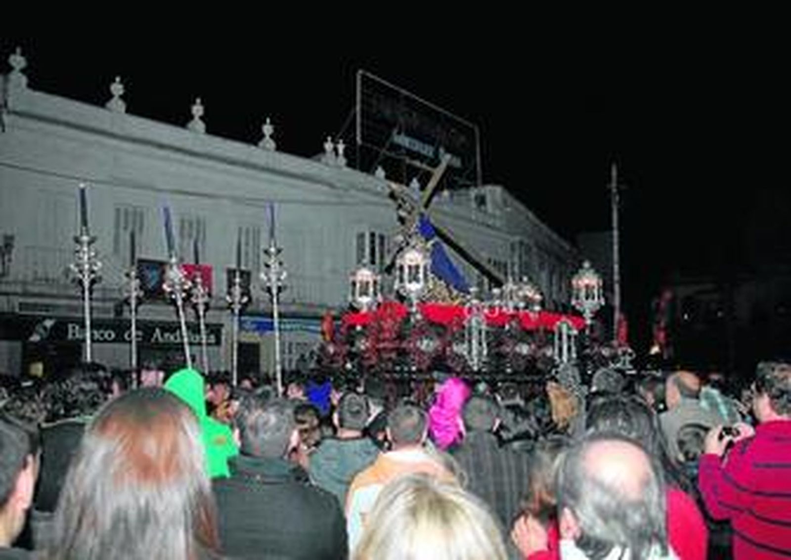 La imagen de Jesús Nazareno enfila la calle Real tras salir de la Iglesia Mayor. Son casi las tres de la madrugada.