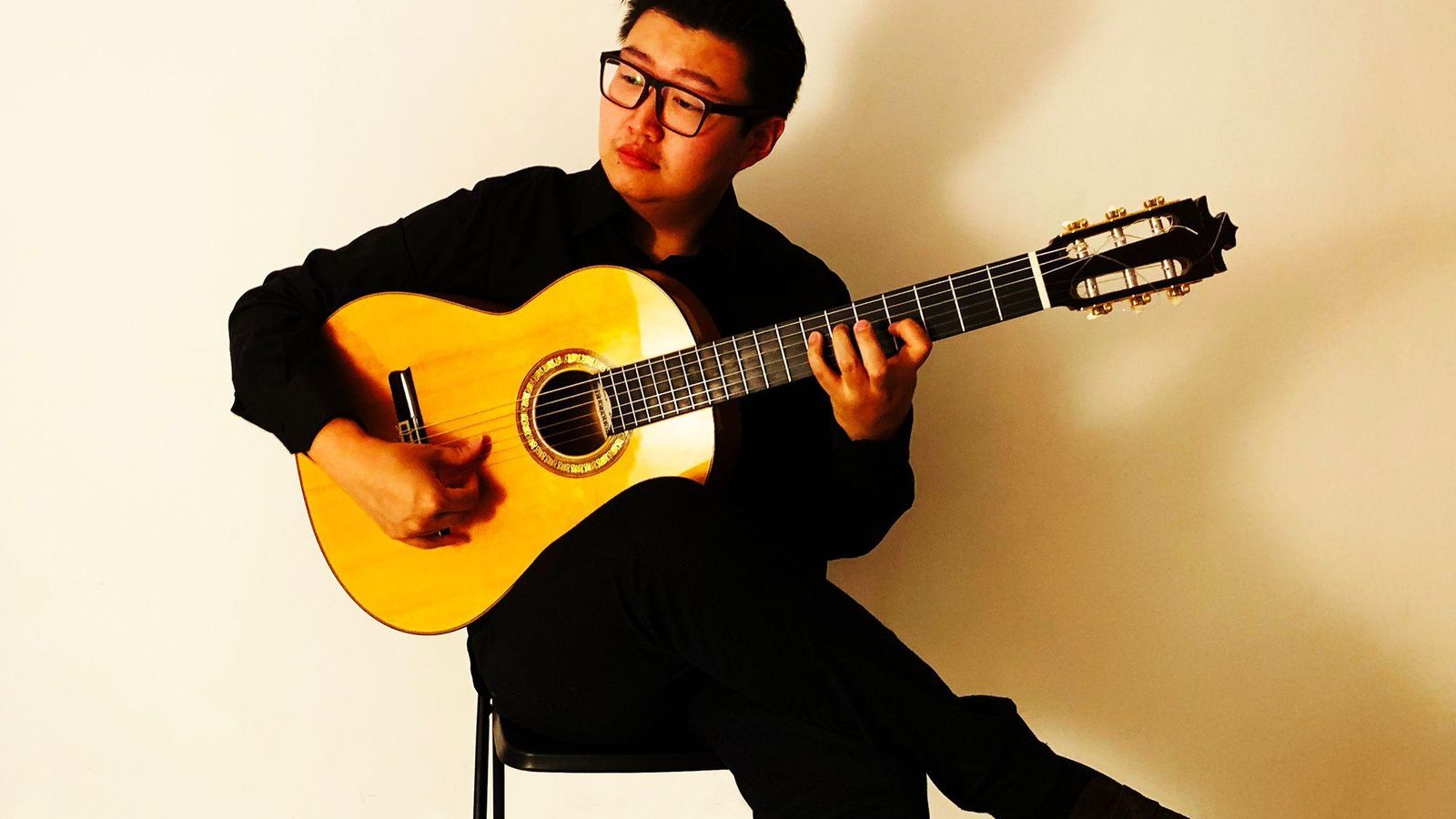 Wang Can posa con su guitarra flamenca.