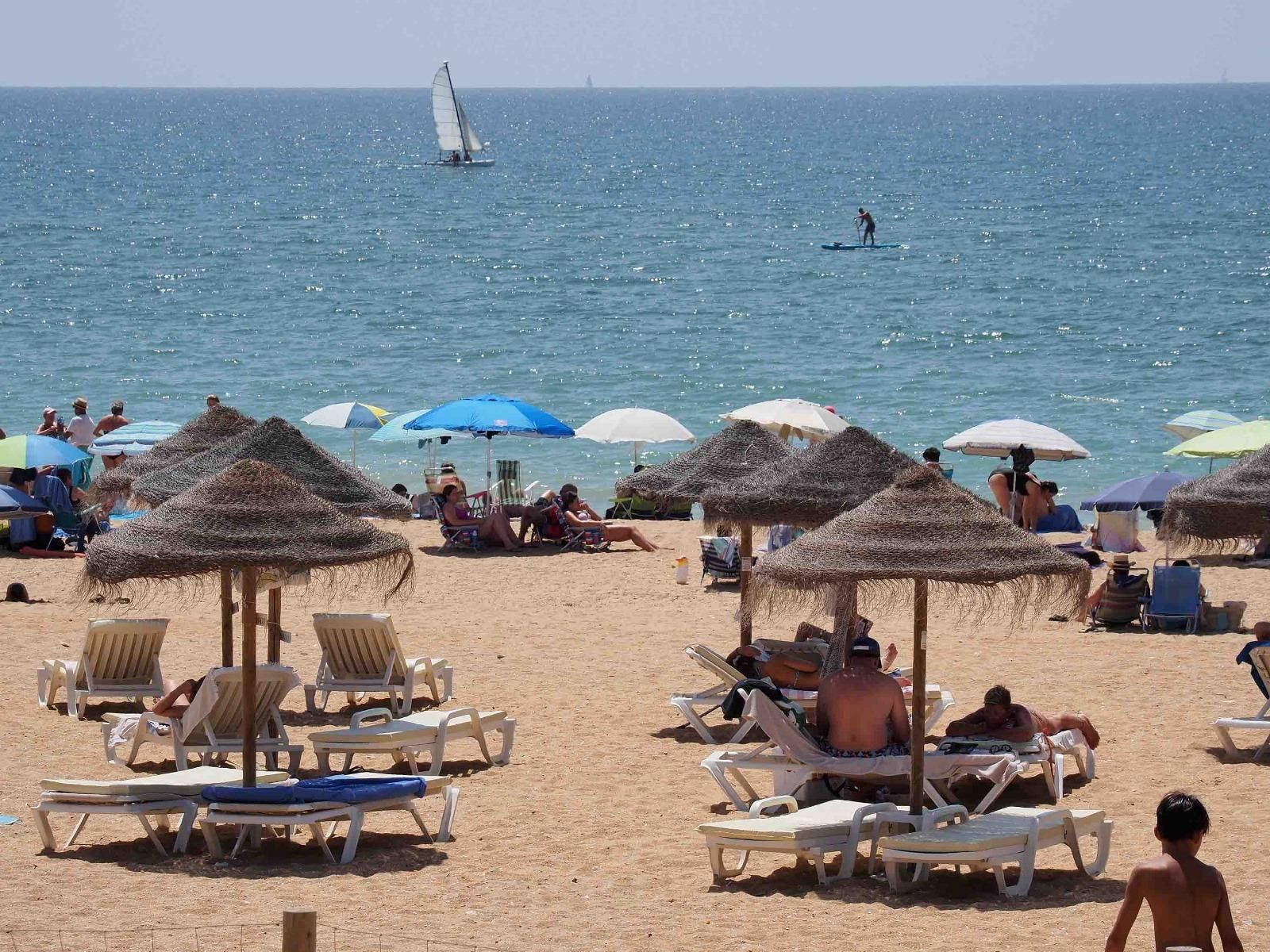 Ambiente de la playa de Islantilla una tarde de verano