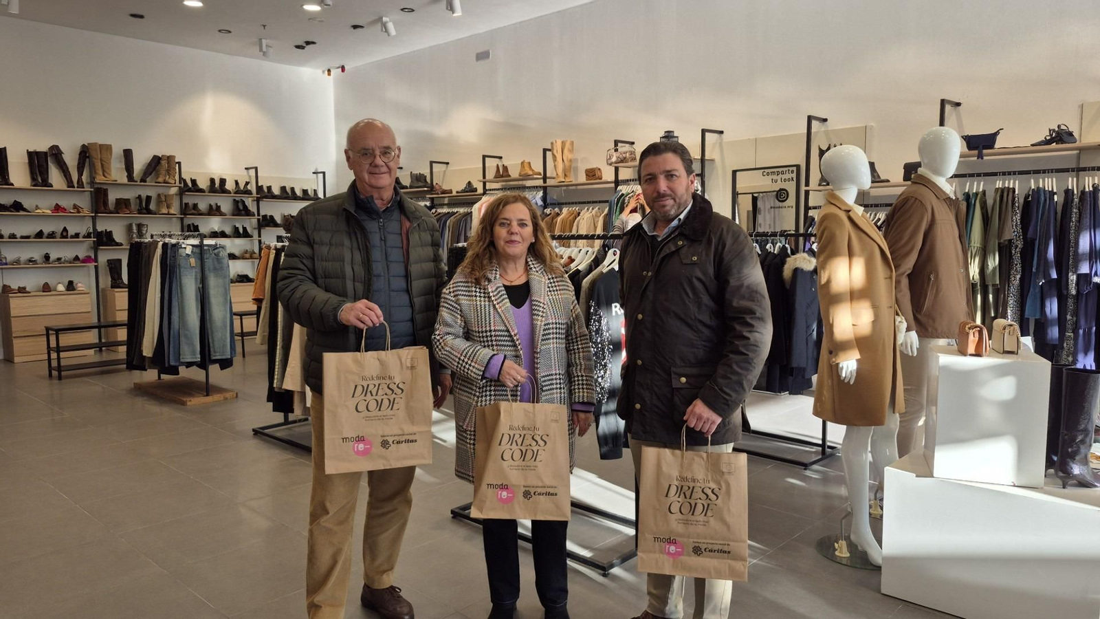 De izquierda a derecha, Eugenio Sánchez, director de Cáritas Diocesana, Mila Díaz, coordinadora general de la entidad y Juan Antonio García, coordinador de Casa Común, empresa de inserción de Cáritas Diocesana. 