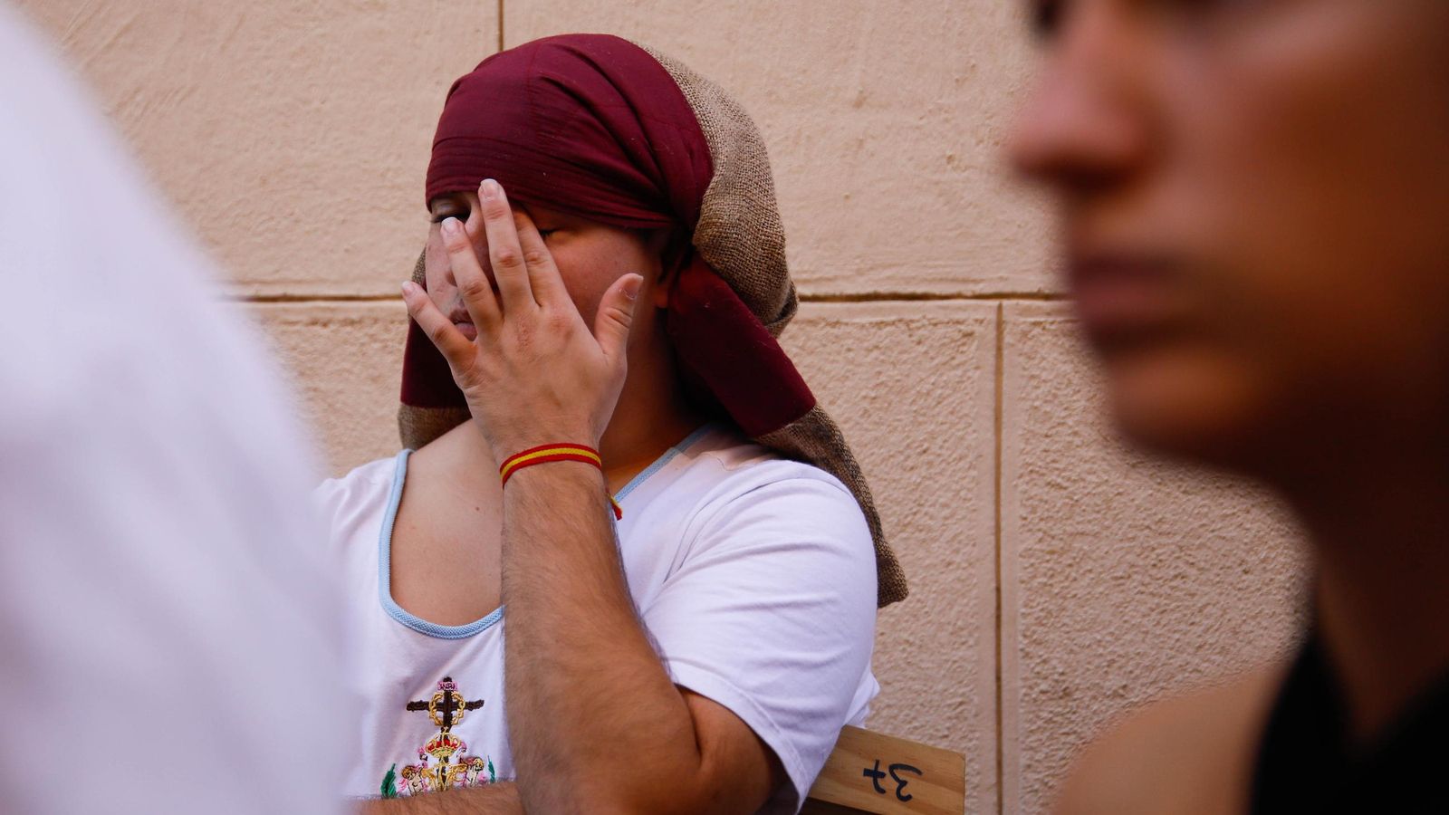Vea la salida de la Hermandad de Los Ángeles de la Catedral de Almería