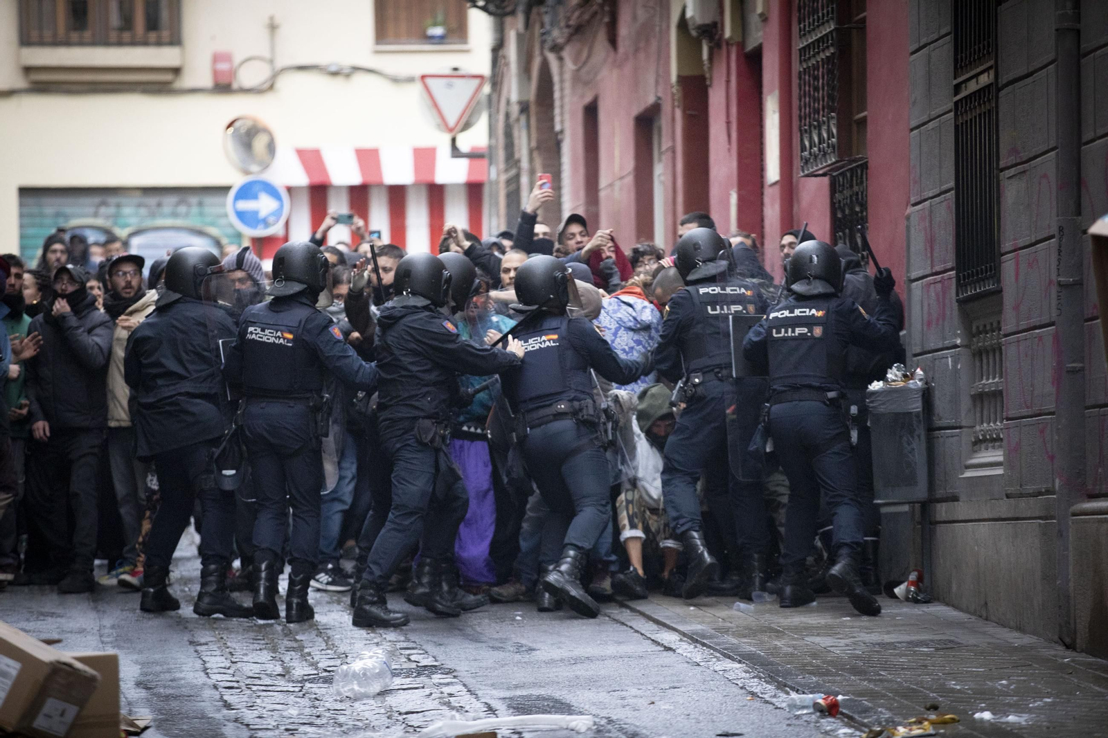 Todas las imágenes de la intervención policial contra unos okupas en Granada: tensión, detenidos y un herido