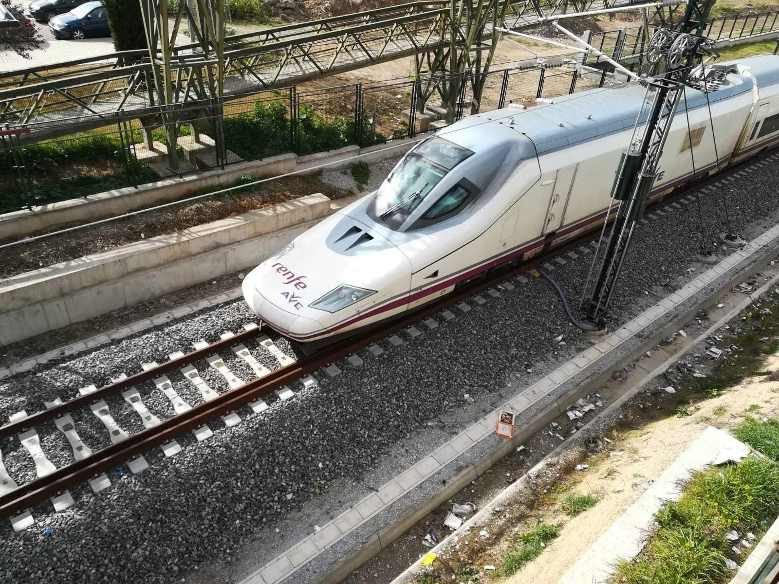 Un AVE  de la Serie 102 de Renfe saliendo desde la pasarela de La Juventud hace unos meses