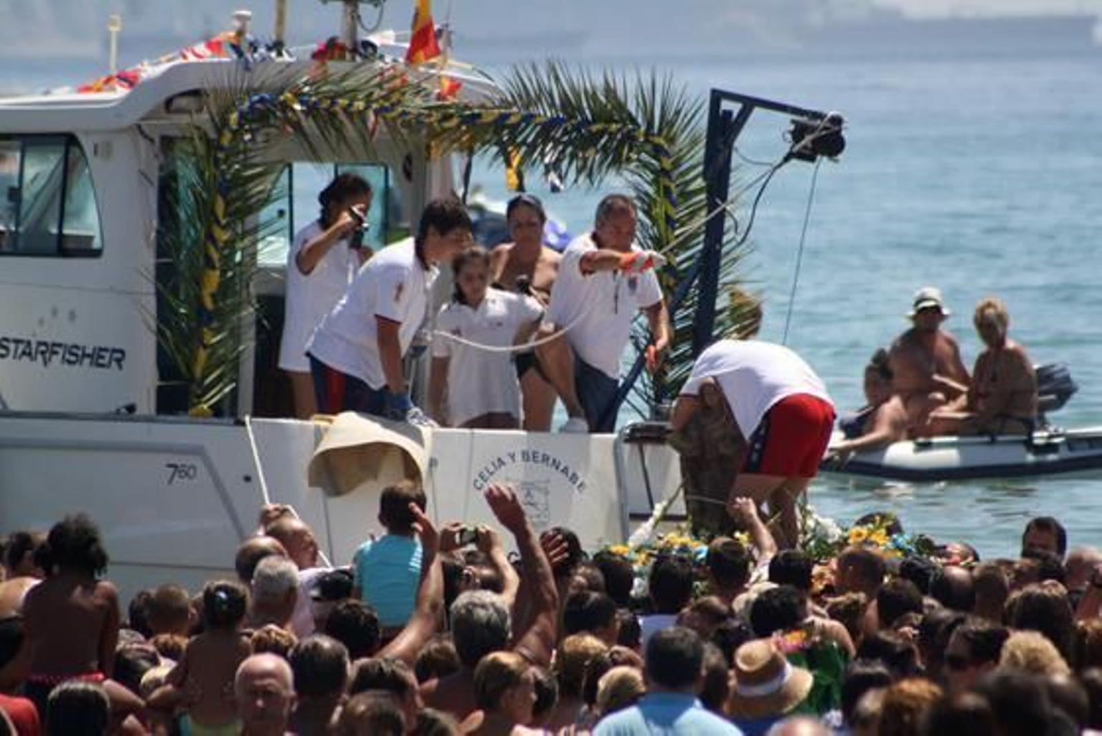 Miles de fieles recibieron con entusiasmo a la imagen en su llegada a la playa.

Foto: Fran Montes