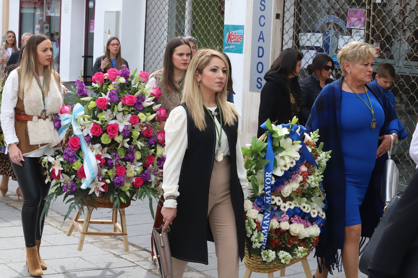Imágenes de la misa de la Hermandad del Rocío de Huelva ante la Virgen del Rocío