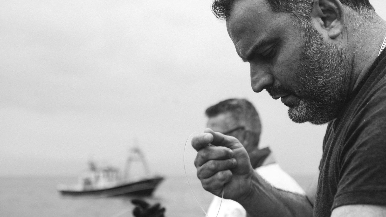 Manuel Suárez, patrón mayor de Tarifa, con las artes de pesca.
