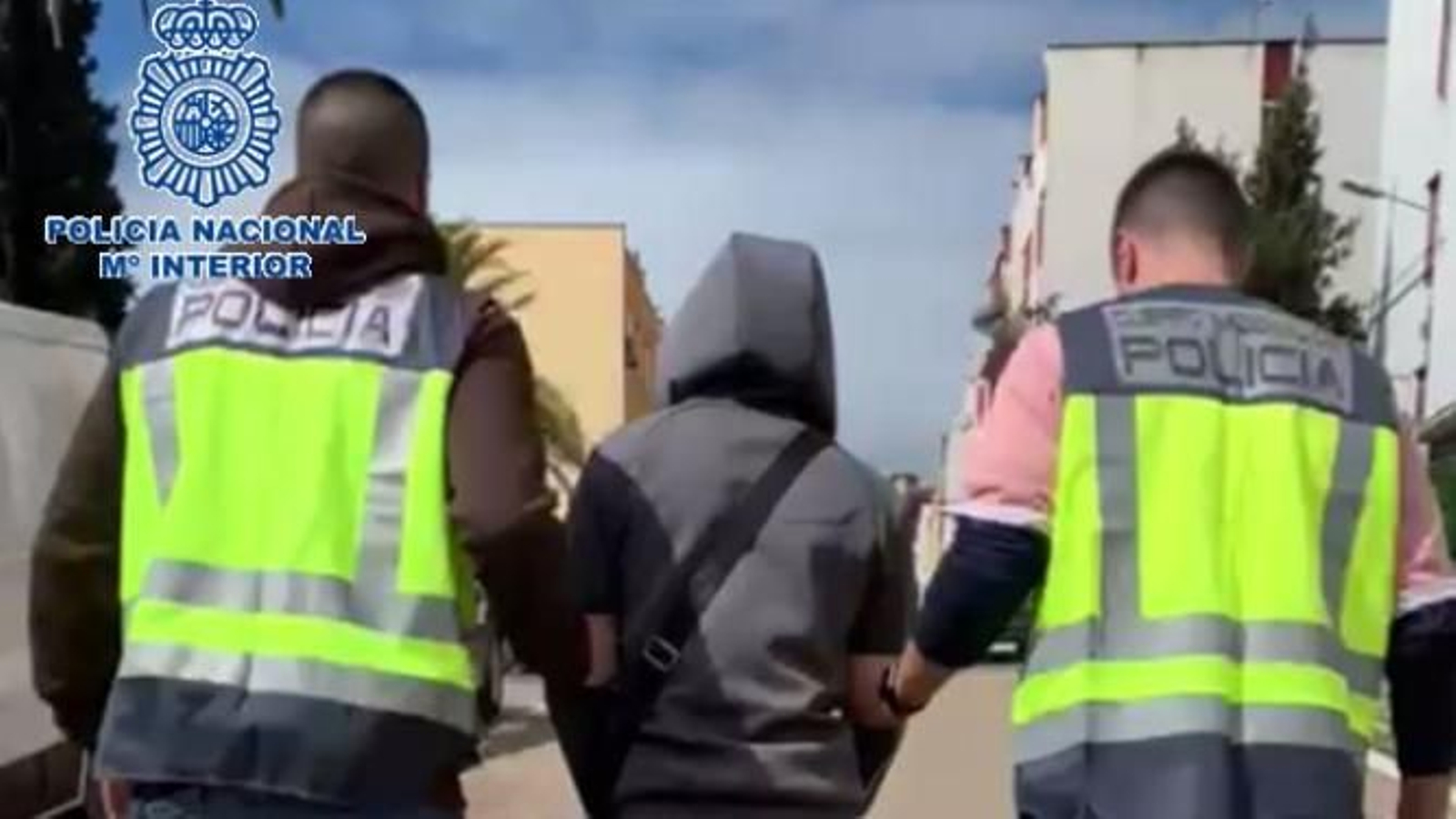 Dos agentes, con el detenido.