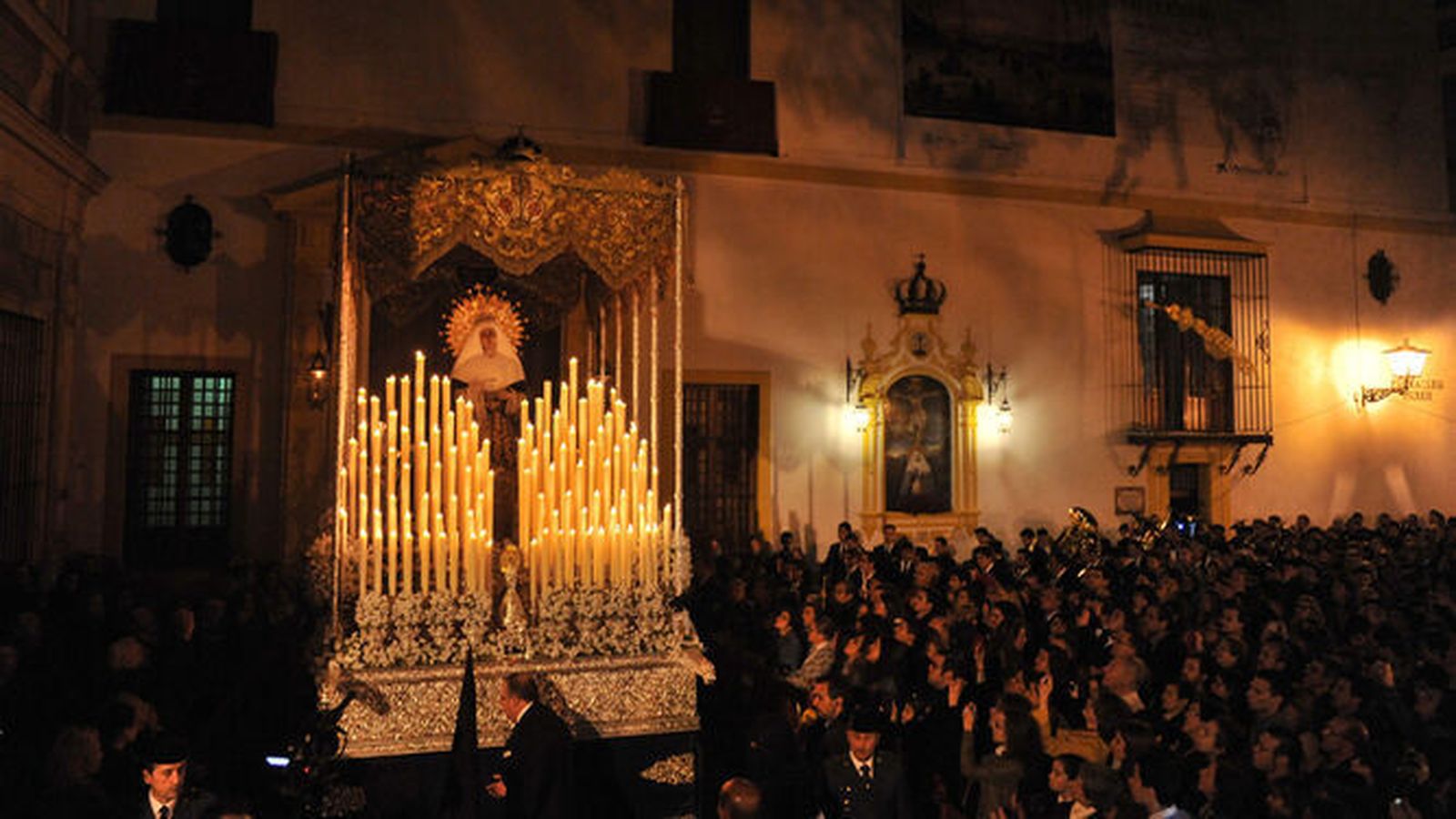 Sale la Virgen de las Aguas una noche de Lunes Santo