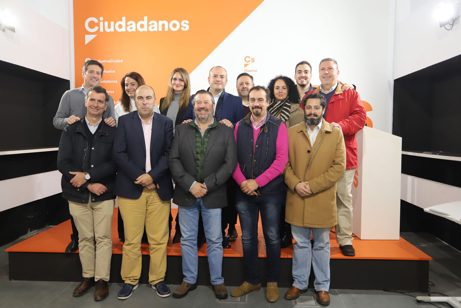 Julio Díaz, María Ponce y Guillermo García de Longoria, escoltados por diferentes cargos provinciales del partido.