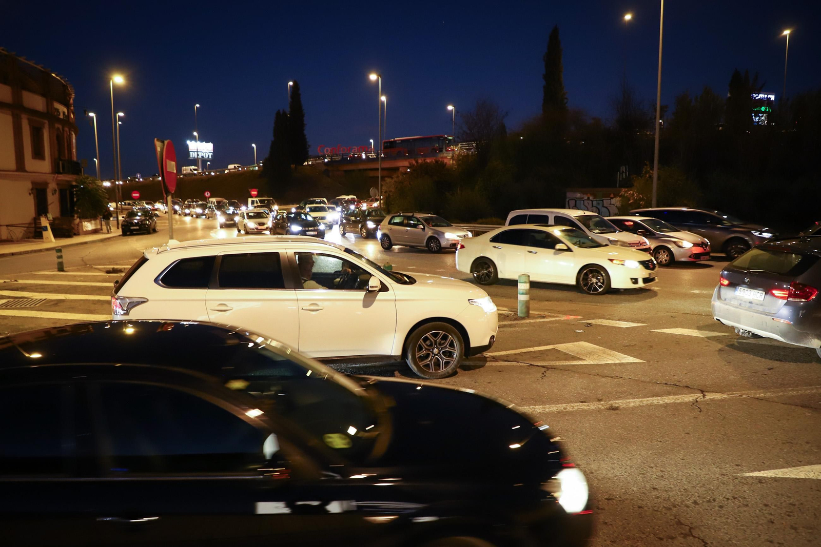 Tráfico en la rotonda de La Cueva en hora punta, y que se pretende solucionar con un Scalextric