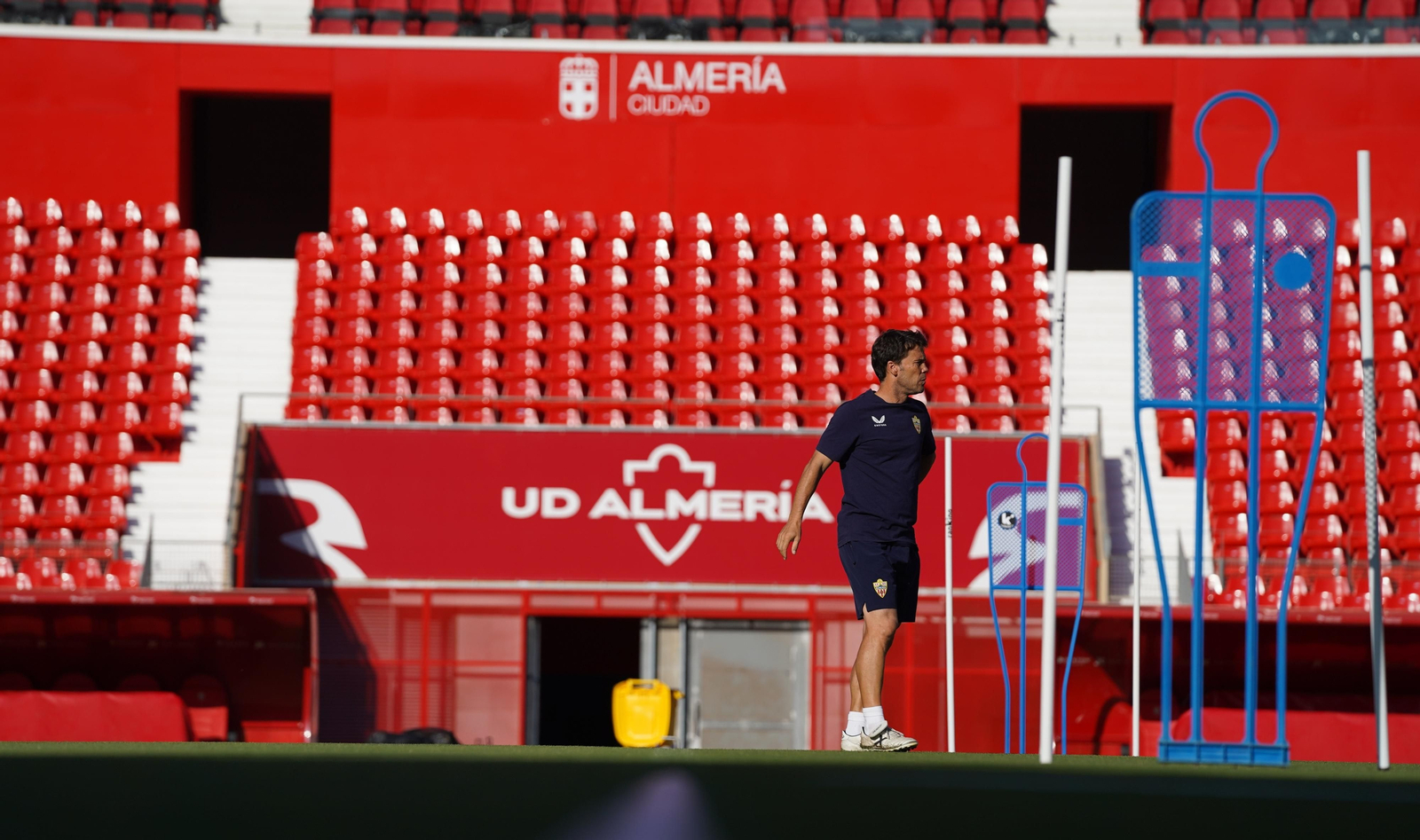 El técnico del Almería, en el entrenamiento de ayer