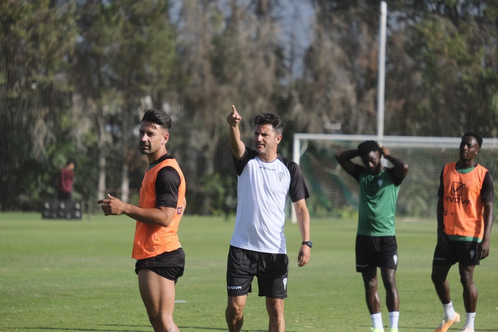 Iván Ania da órdenes en presencia de Kike Márquez, Diarra y Adilson.