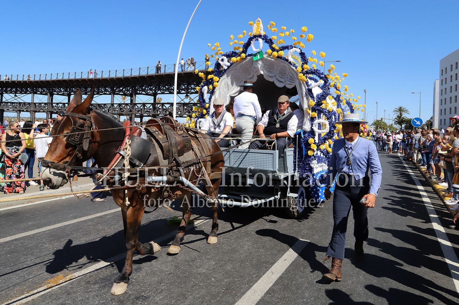 Imágenes de ambiente en la salida de la Hermandad de Huelva