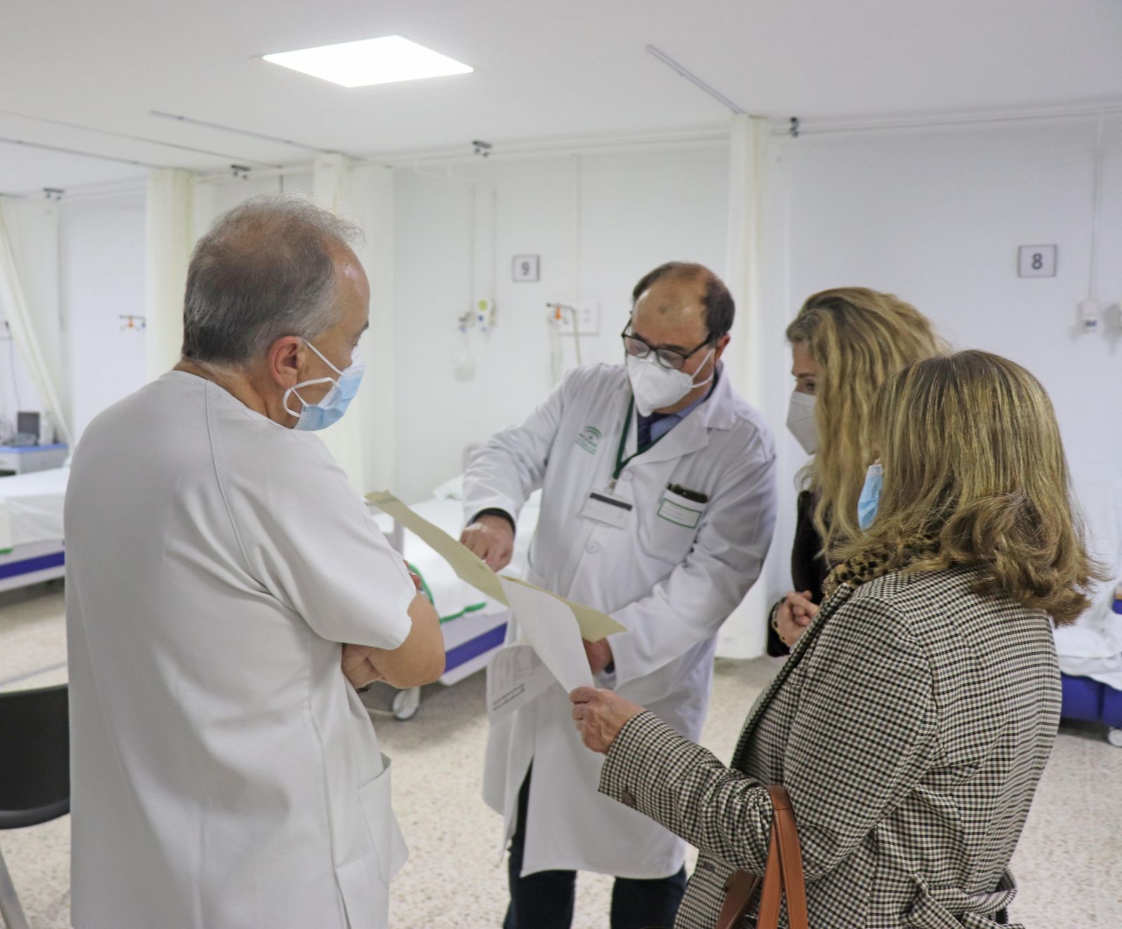 Un momento de la visita de Ana Mestre al hospital de día quirúrgico polivalente del Puerta del Mar.
