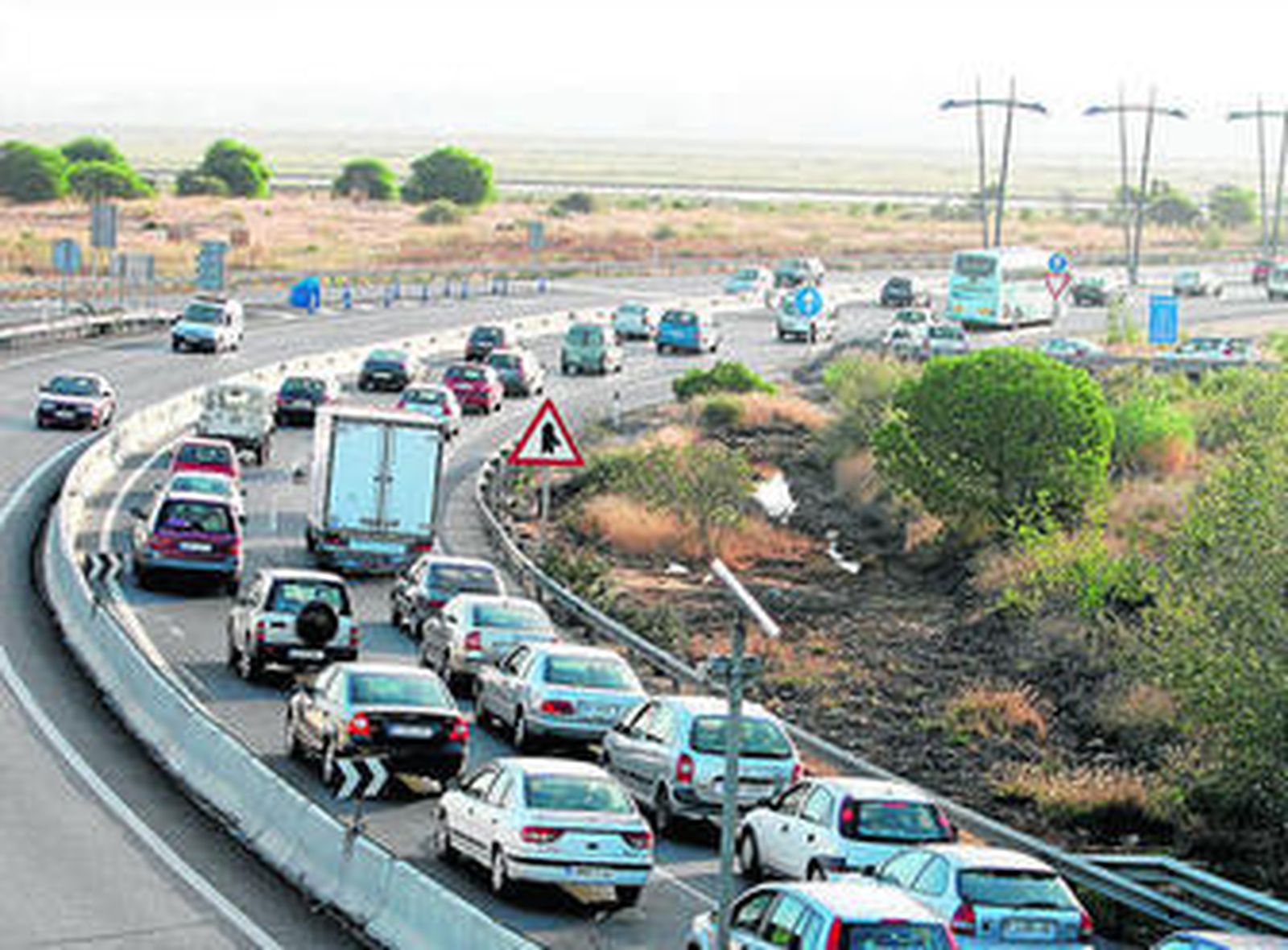 Atasco en el Puente del Odiel, en dirección a las playas.