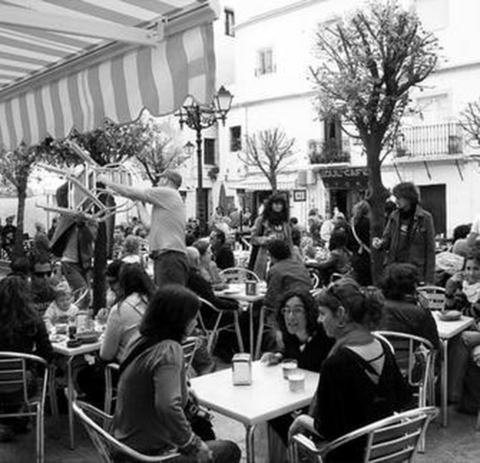 Un gran número de personas en una terraza de la ciudad, la pasada semana.