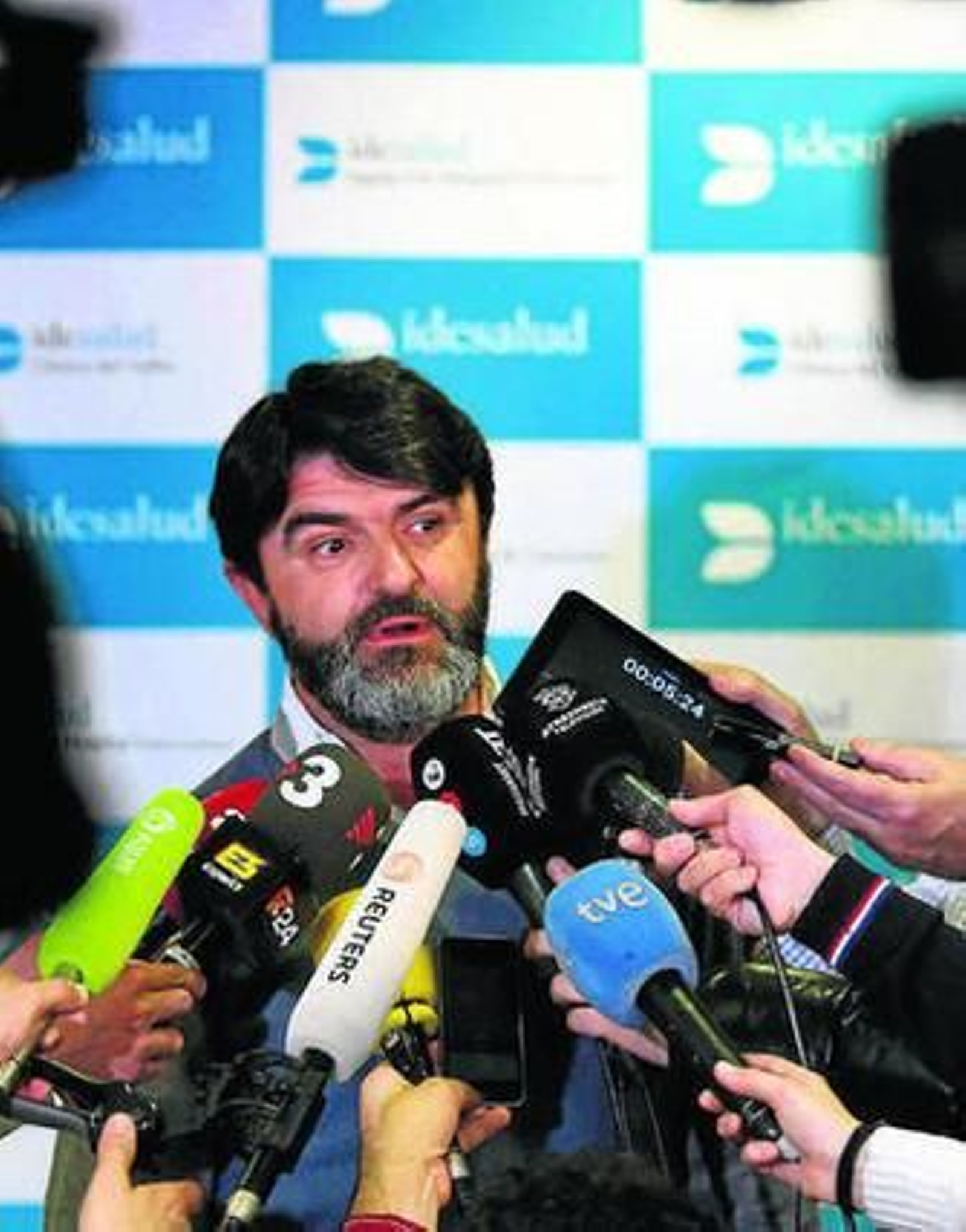 Luis García Abad, agente de Alonso, atiende a los medios+.