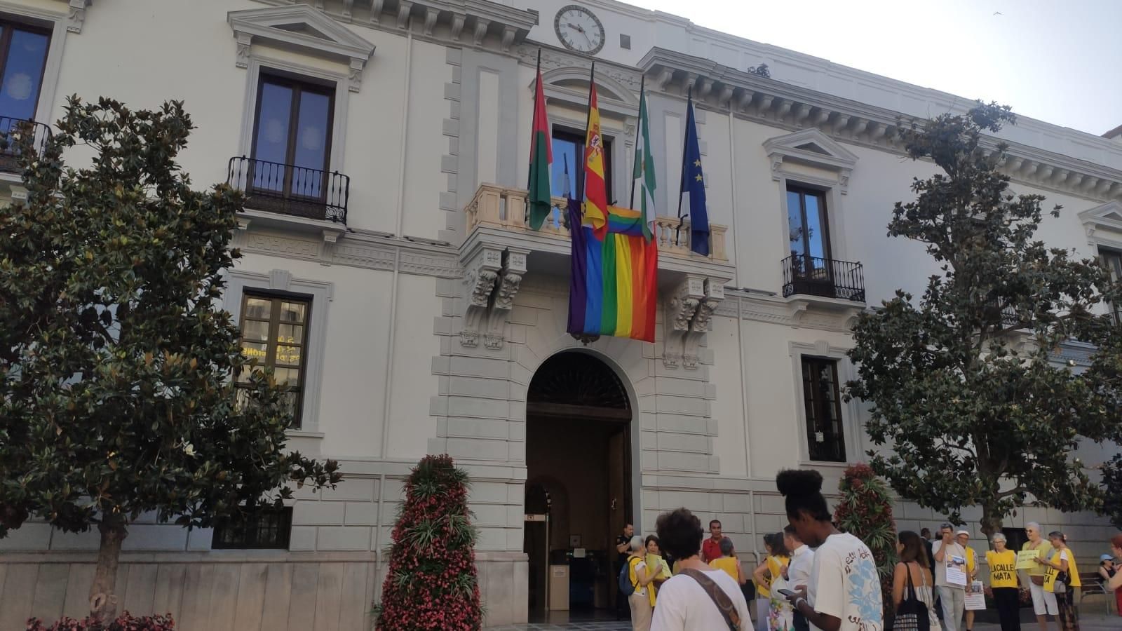 Bandera arcoíris en el balcón del Ayuntamiento de Granada Bandera arcoíris en el balcón del Ayuntamiento de Granada