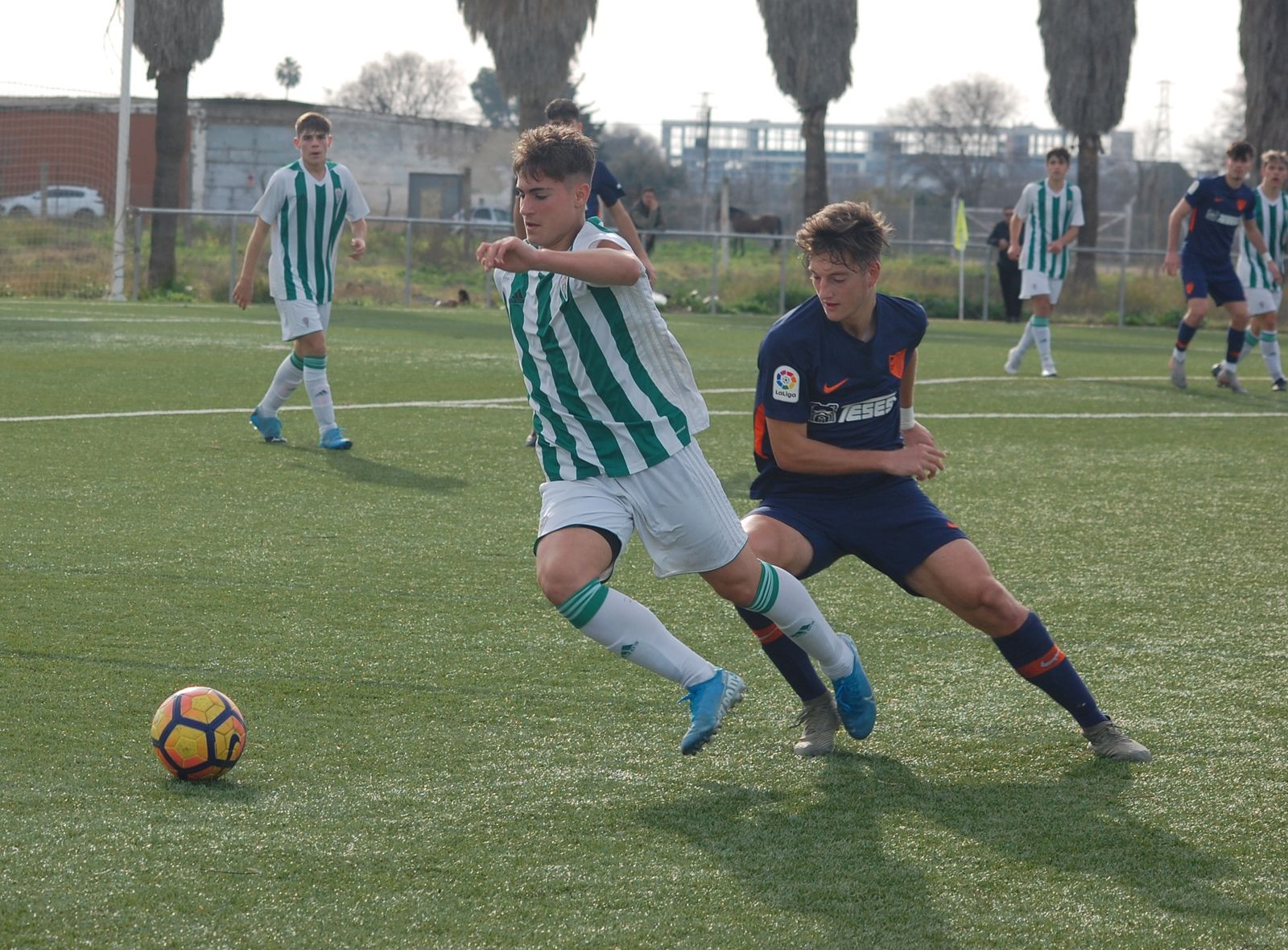 El juvenil blanquiverde Cantarero escapa de la presión de un jugador del Málaga.