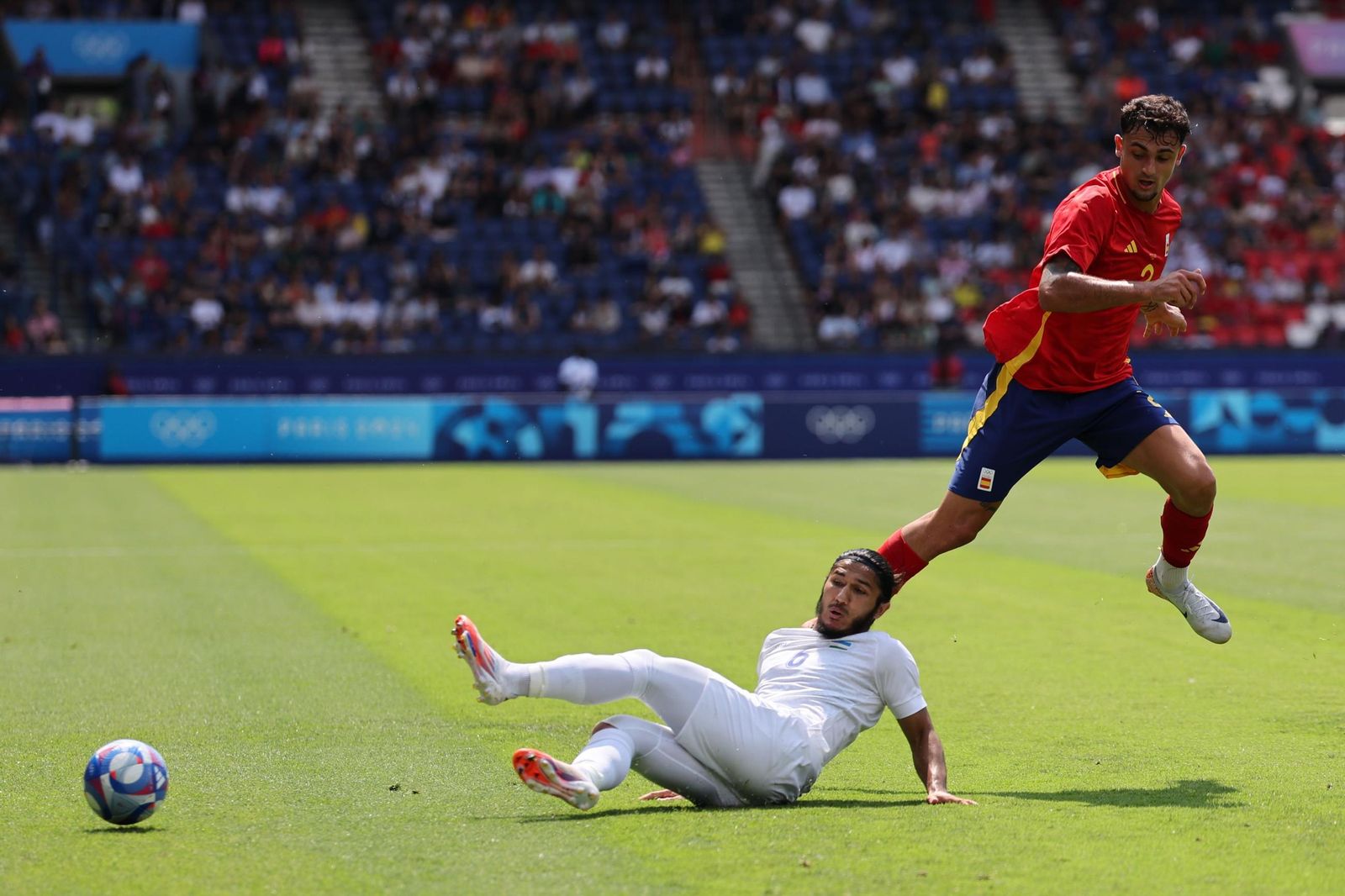 El lateral se marcha de un rival durante un encuentro disputado durante los pasados Juegos Olímpicos.